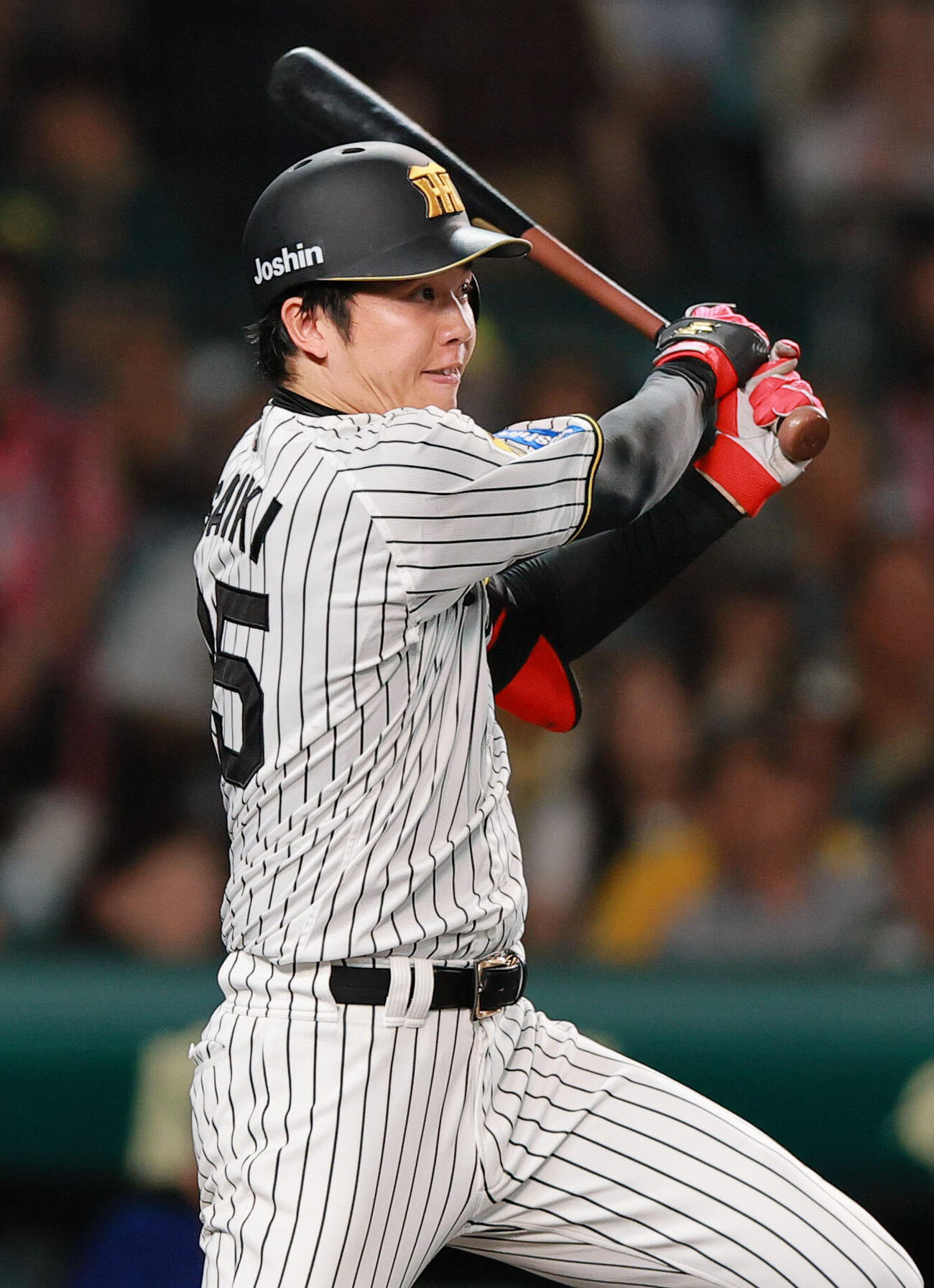阪神対中日　8回裏阪神2死、才木浩人は安打を放つ（撮影・上山淳一）