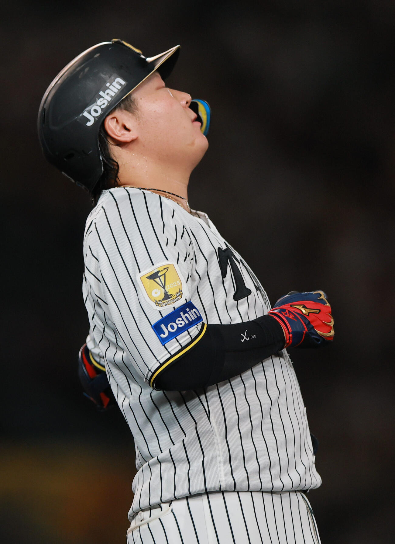 阪神対中日　4回裏阪神2死一、二塁、大山悠輔は右飛に倒れ落胆する（撮影・上山淳一）