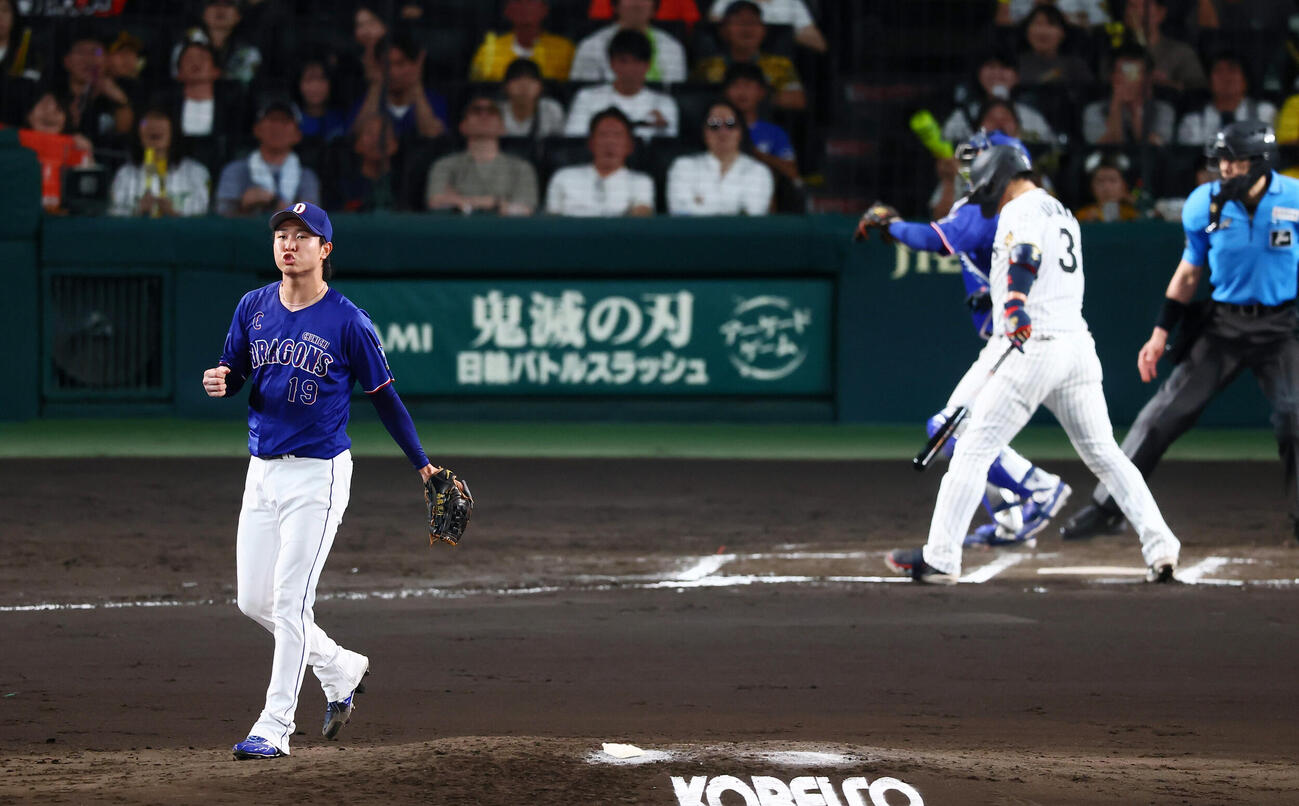 阪神対中日　7回裏阪神1死、高橋宏斗は大山悠輔を三振に仕留めガッツポーズを見せる（撮影・加藤哉）