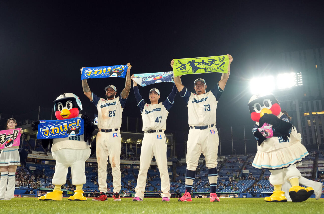 ヤクルト対広島　広島に勝利しファンの声援に応える、左からドミンゴ・サンタナ、高橋奎二、ホセ・オスナ（撮影・たえ見朱実）