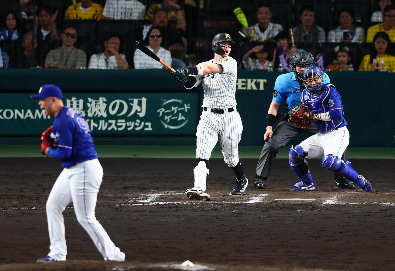 阪神対中日11回裏阪神1死、三振に倒れる佐藤輝明。投手松山晋也（撮影・加藤哉）