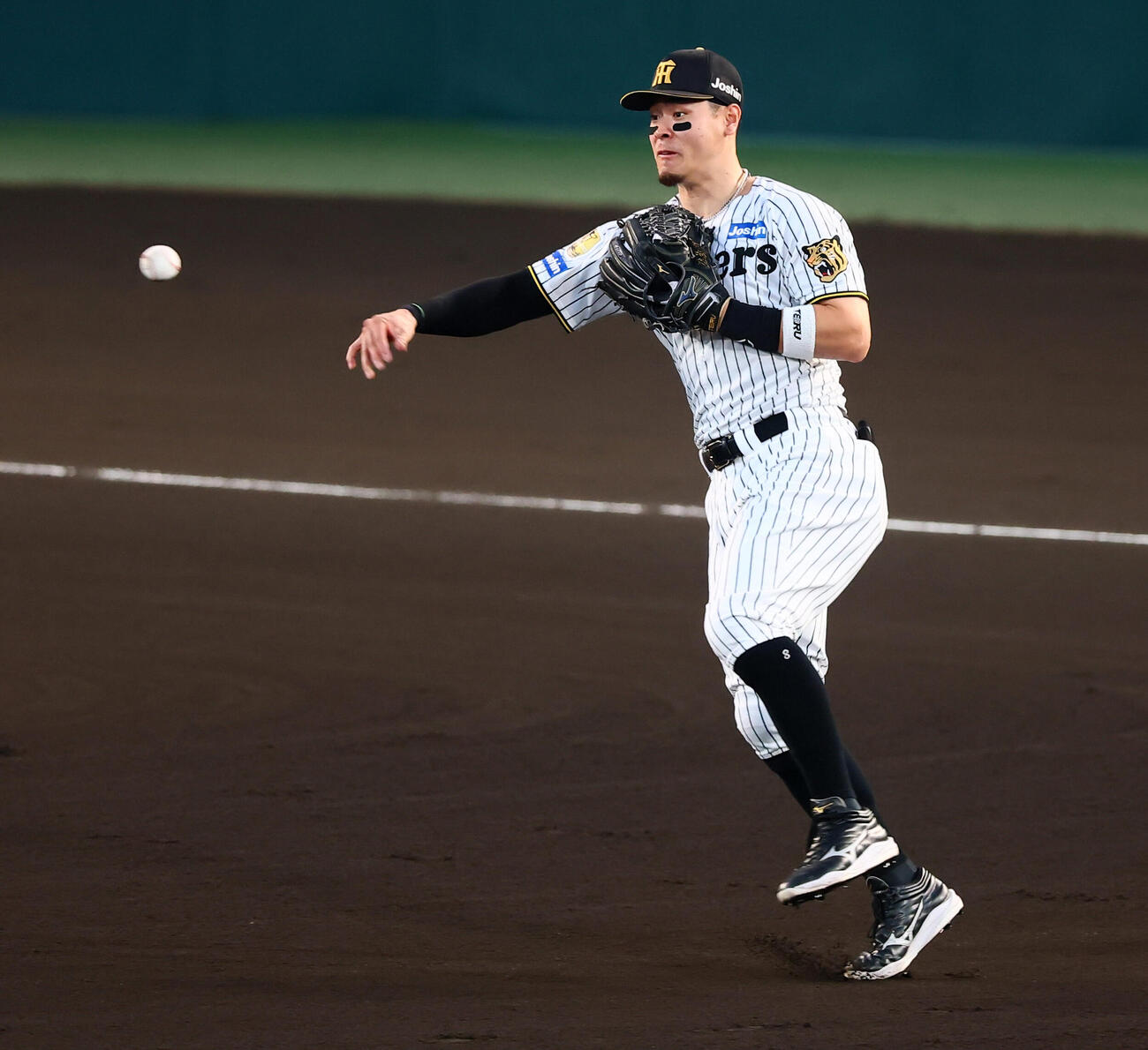 阪神対中日　1回表中日1死一塁、佐藤輝明は細川成也の打球を二塁へ送球（撮影・加藤哉）