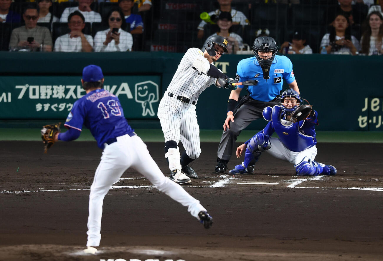 阪神対中日　2回裏阪神無死、佐藤輝明は三振に倒れる。投手高橋宏斗（撮影・加藤哉）