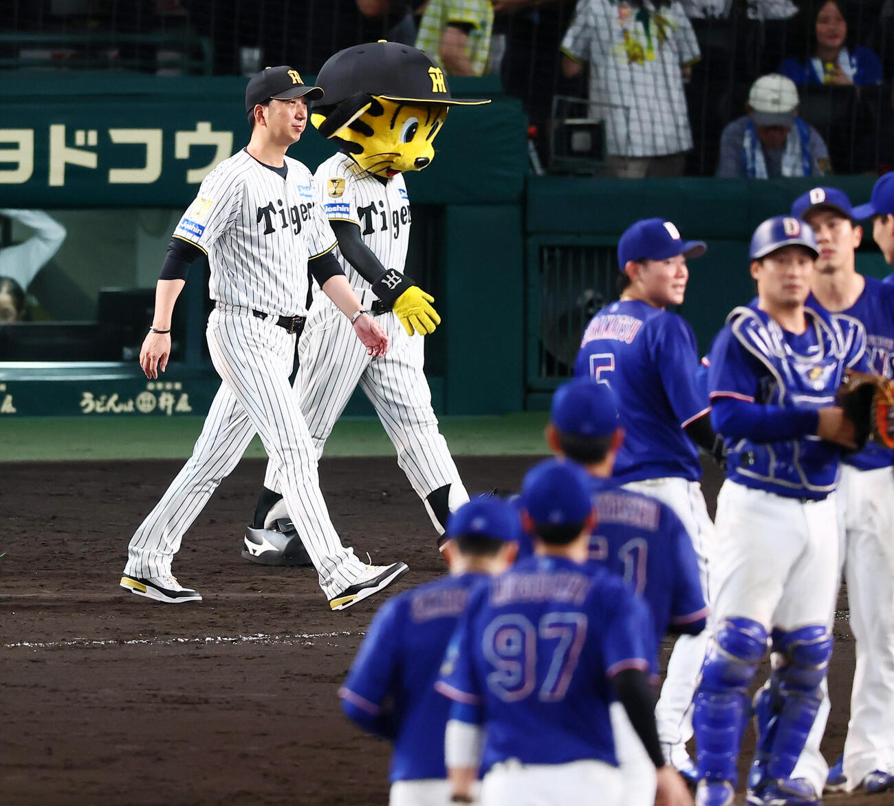 阪神対中日中日に敗れスタンドにあいさつするためグラウンドへ出る阪神藤川球児監督（撮影・加藤哉）