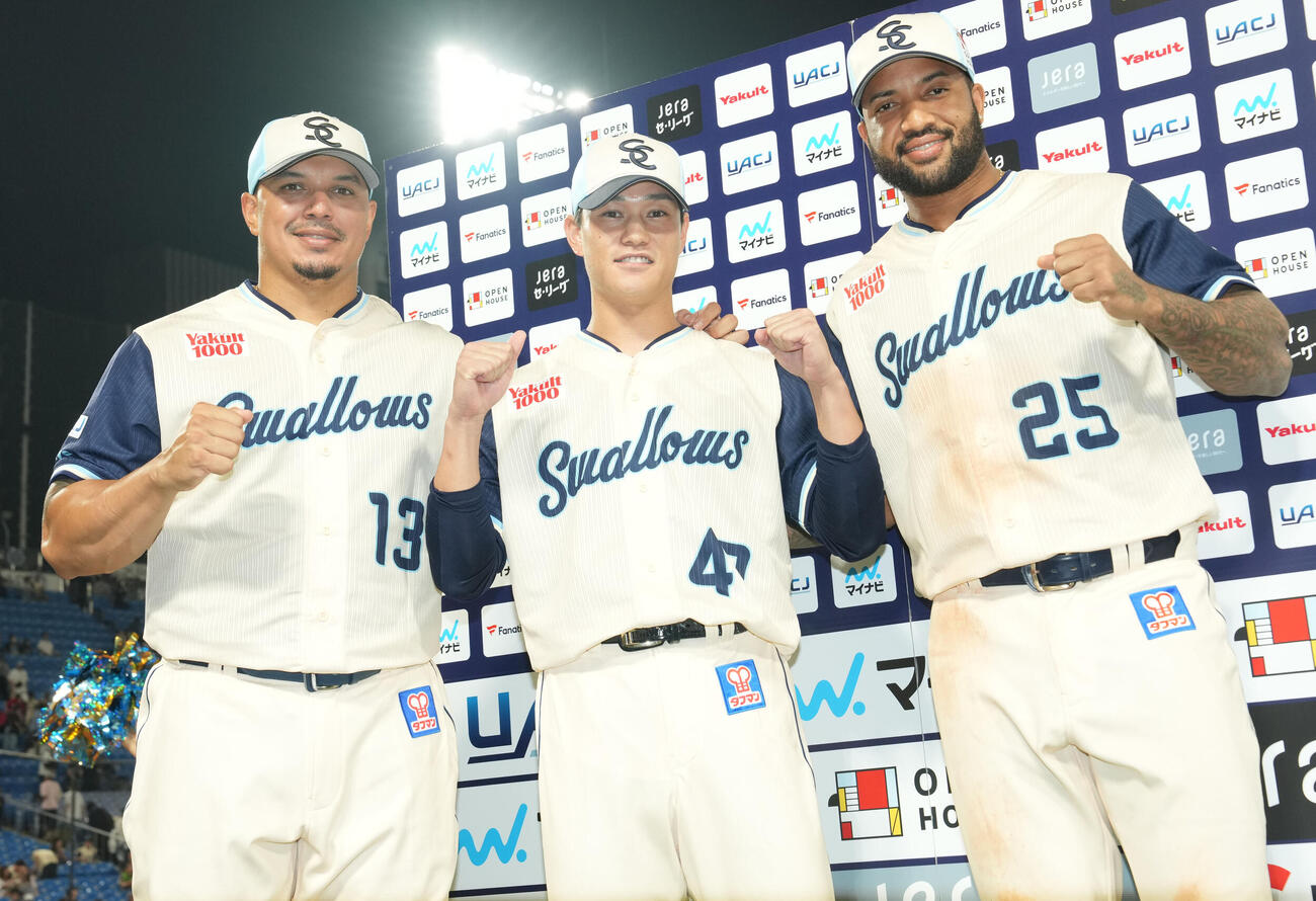 ヤクルト対広島　広島に勝利し記念撮影に納まる、左からホセ・オスナ、高橋奎二、ドミンゴ・サンタナ（撮影・たえ見朱実）