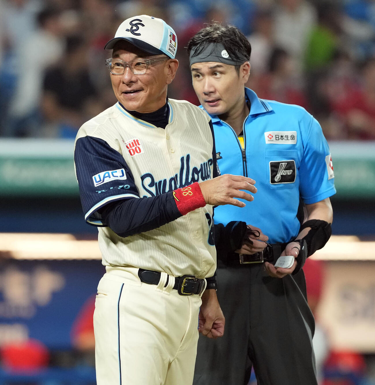 ヤクルト対広島　7回表、選手の交代を告げるヤクルト池山隆寛監督（撮影・たえ見朱実）