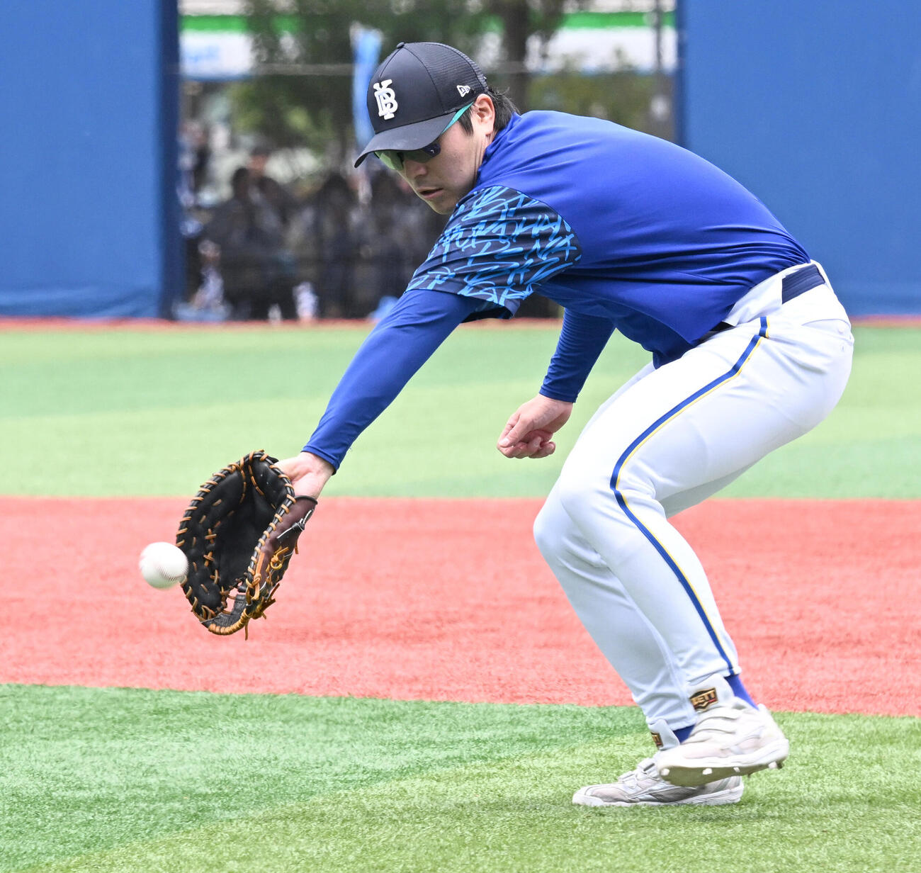 試合前に守備練習をする佐野恵太（2026年撮影）