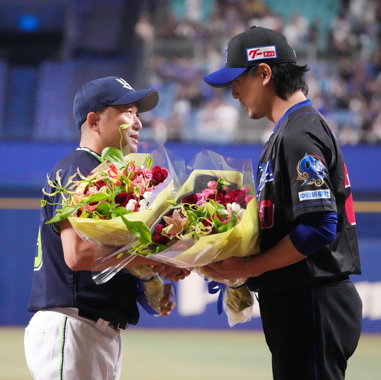 中日対ヤクルト　試合後、石川雅規（左）は中日涌井秀章から花束を受け取る（2026年9月撮影）