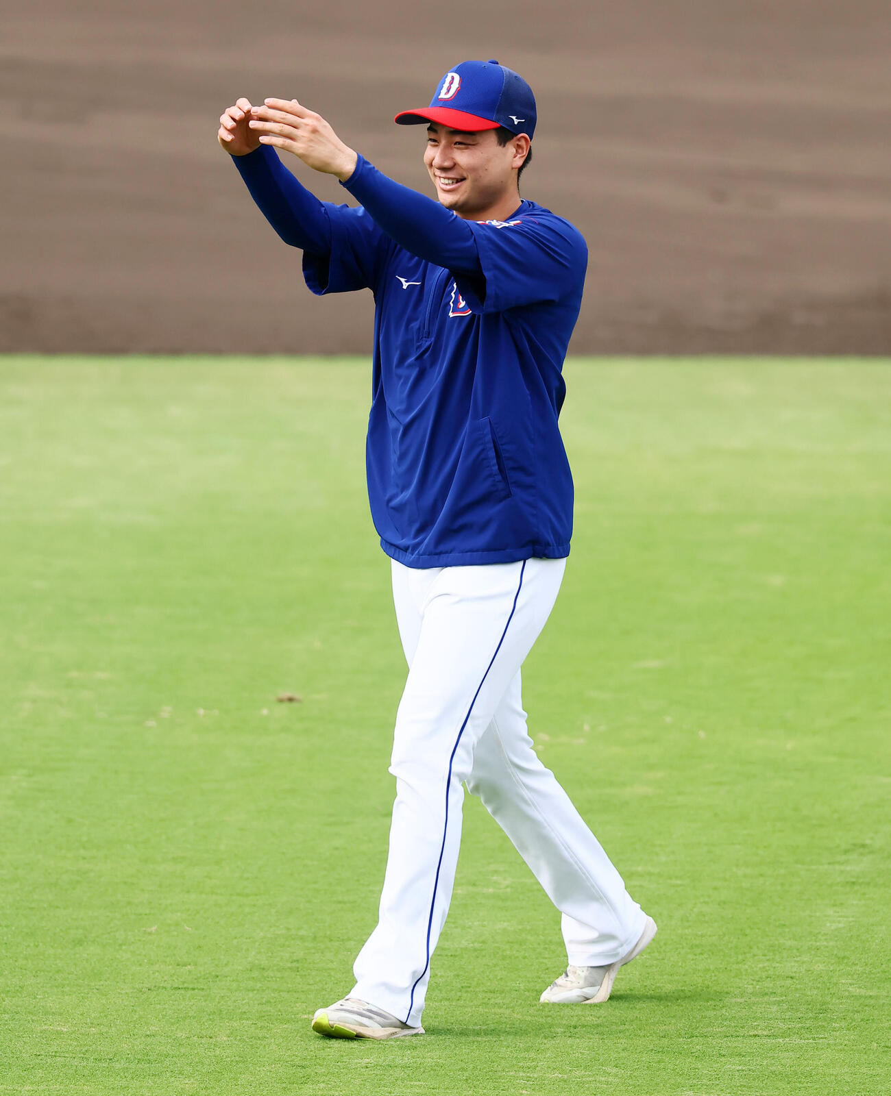 阪神対中日　明るい表情でウオーミングアップをする中日石伊雄太（撮影・加藤哉）