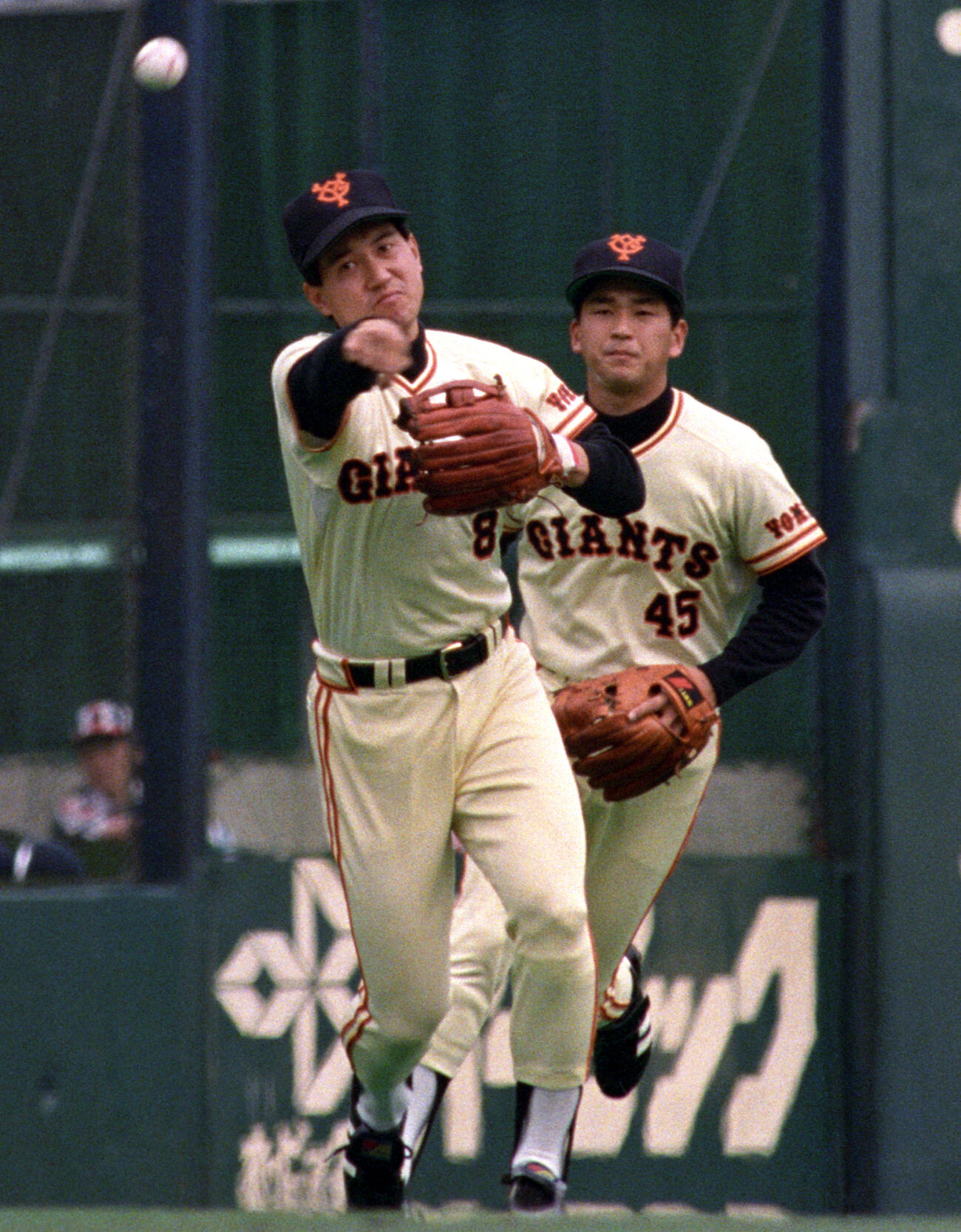 巨人原辰徳、右は岡崎郁（1986年撮影）