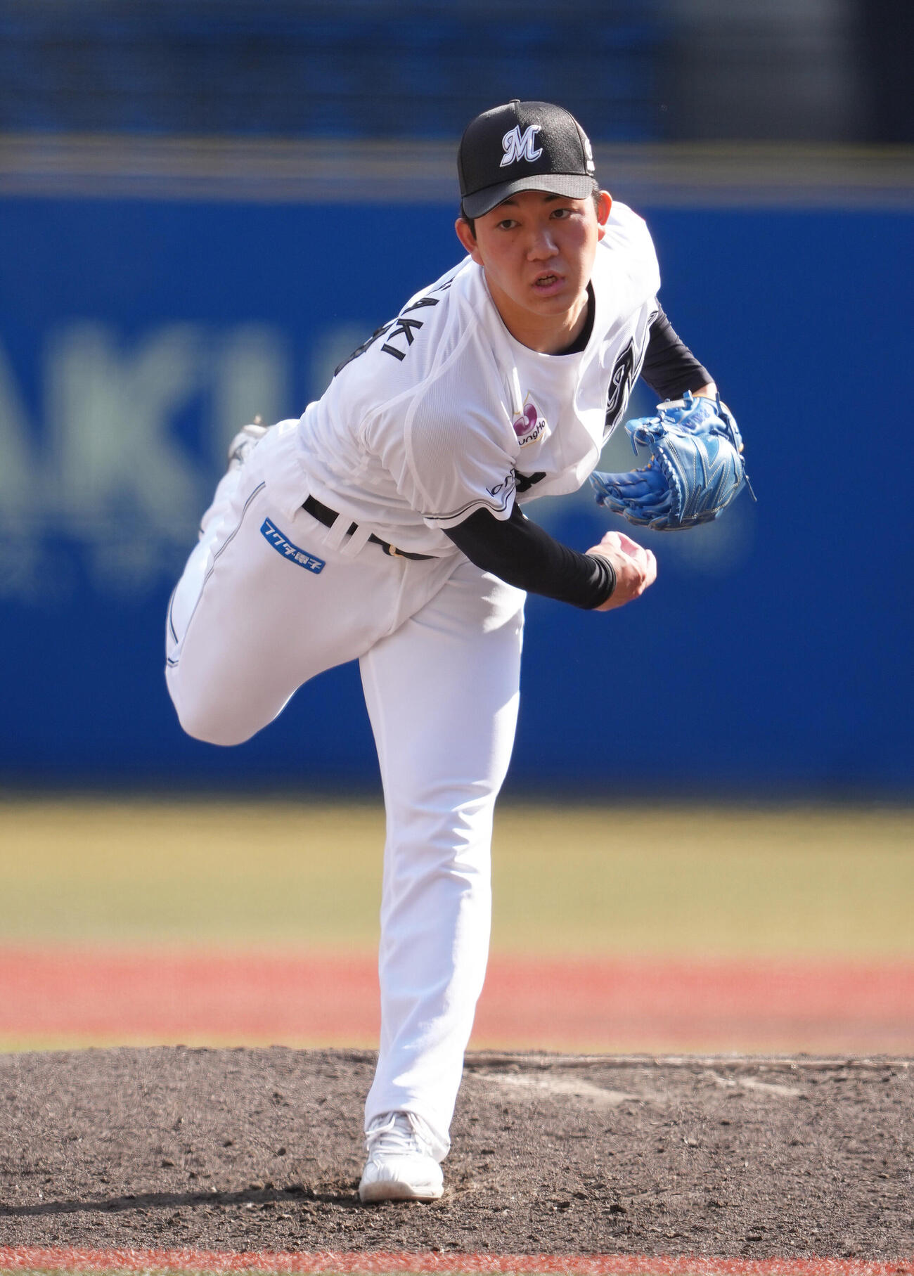 ファーム・リーグ　ロッテ対巨人　本拠地のマウンドで力投するロッテ石垣元気（撮影・足立雅史）