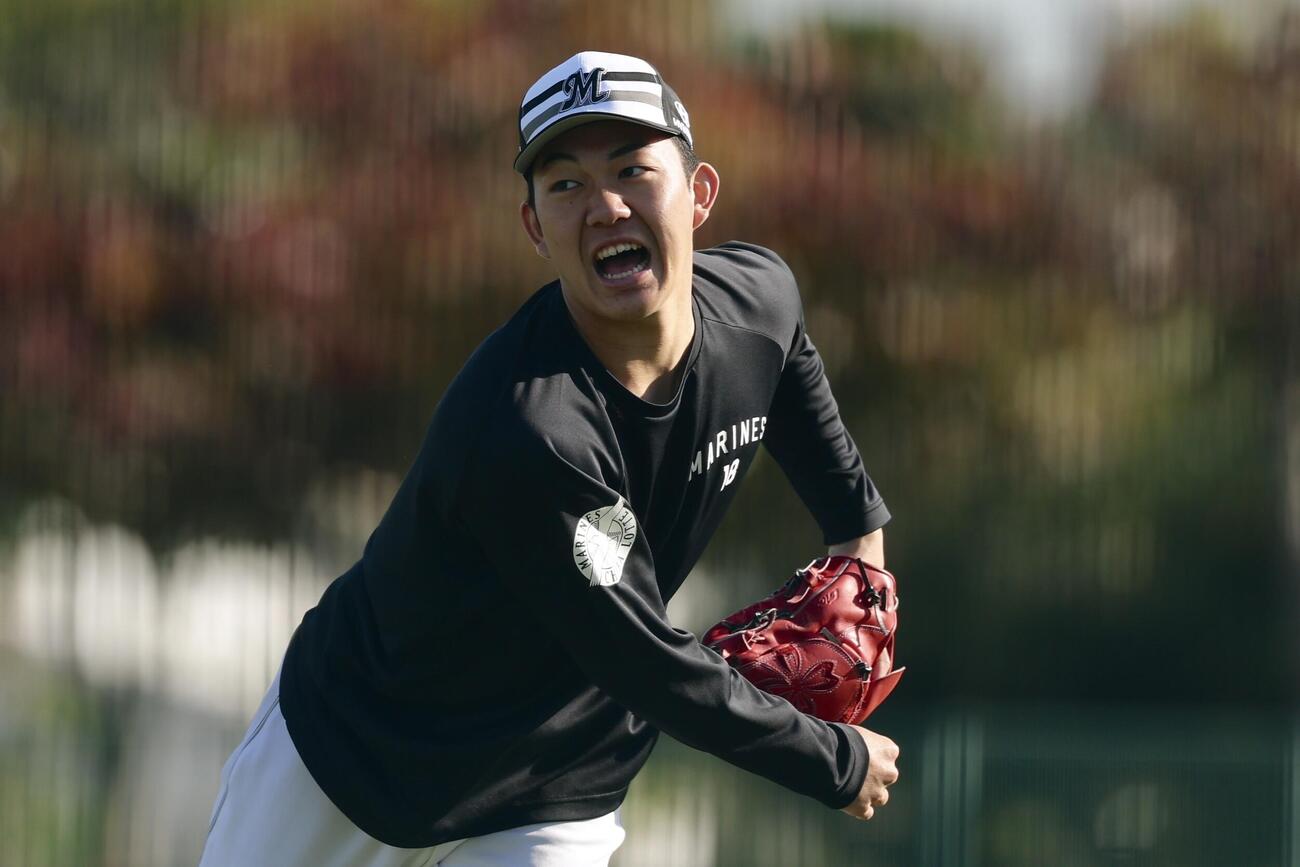 2月、ロッテ糸満キャンプ　ロッテ対DeNA　キャッチボールするロッテ石垣元気