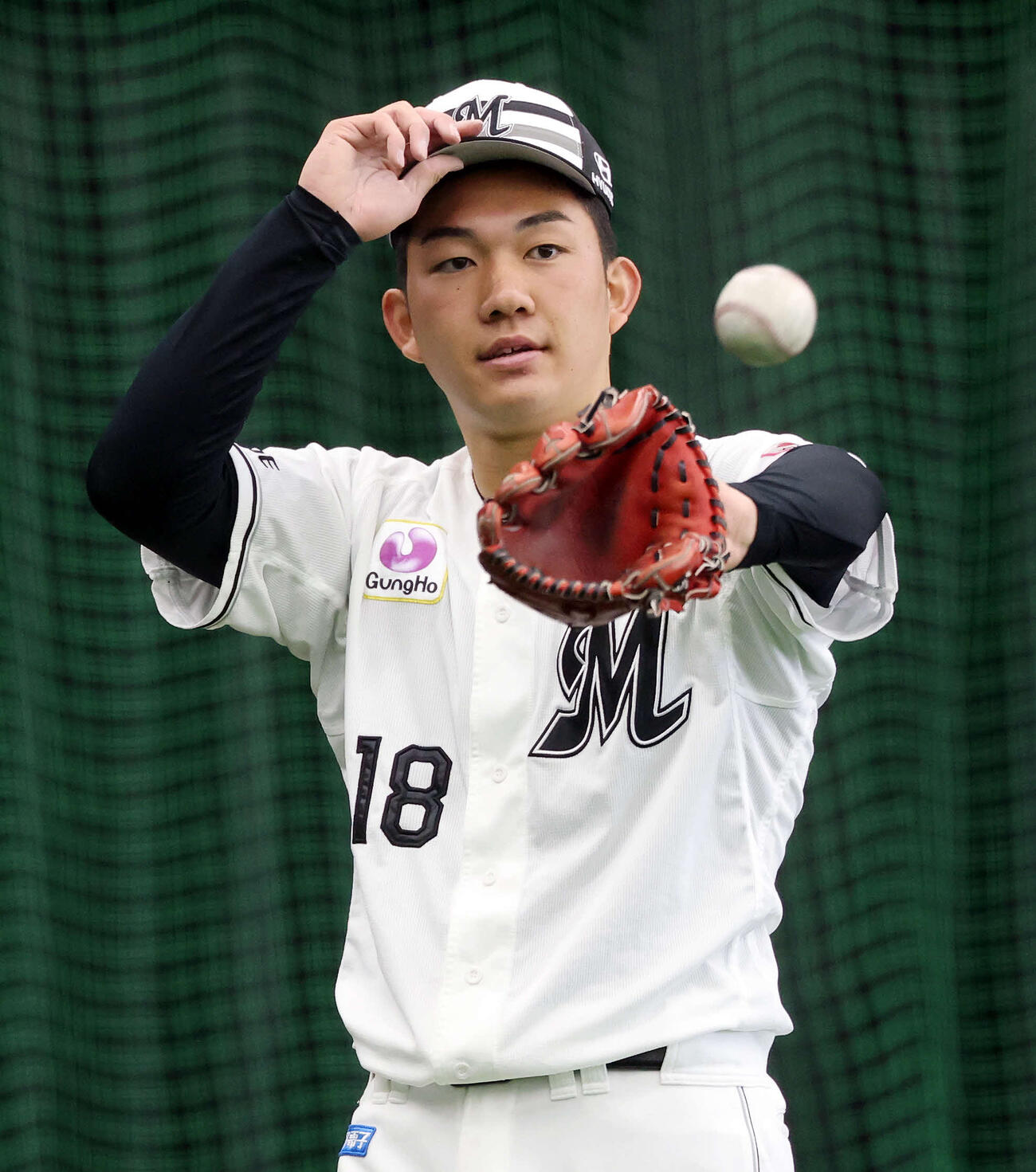 2月、ロッテ宮崎・都城春季キャンプ　ブルペンで投球するロッテ石垣元気