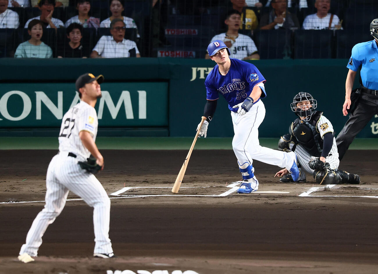阪神対中日　1回表中日1死一塁、細川成也は2点左越え本塁打を放つ。投手伊藤将司（撮影・加藤哉）