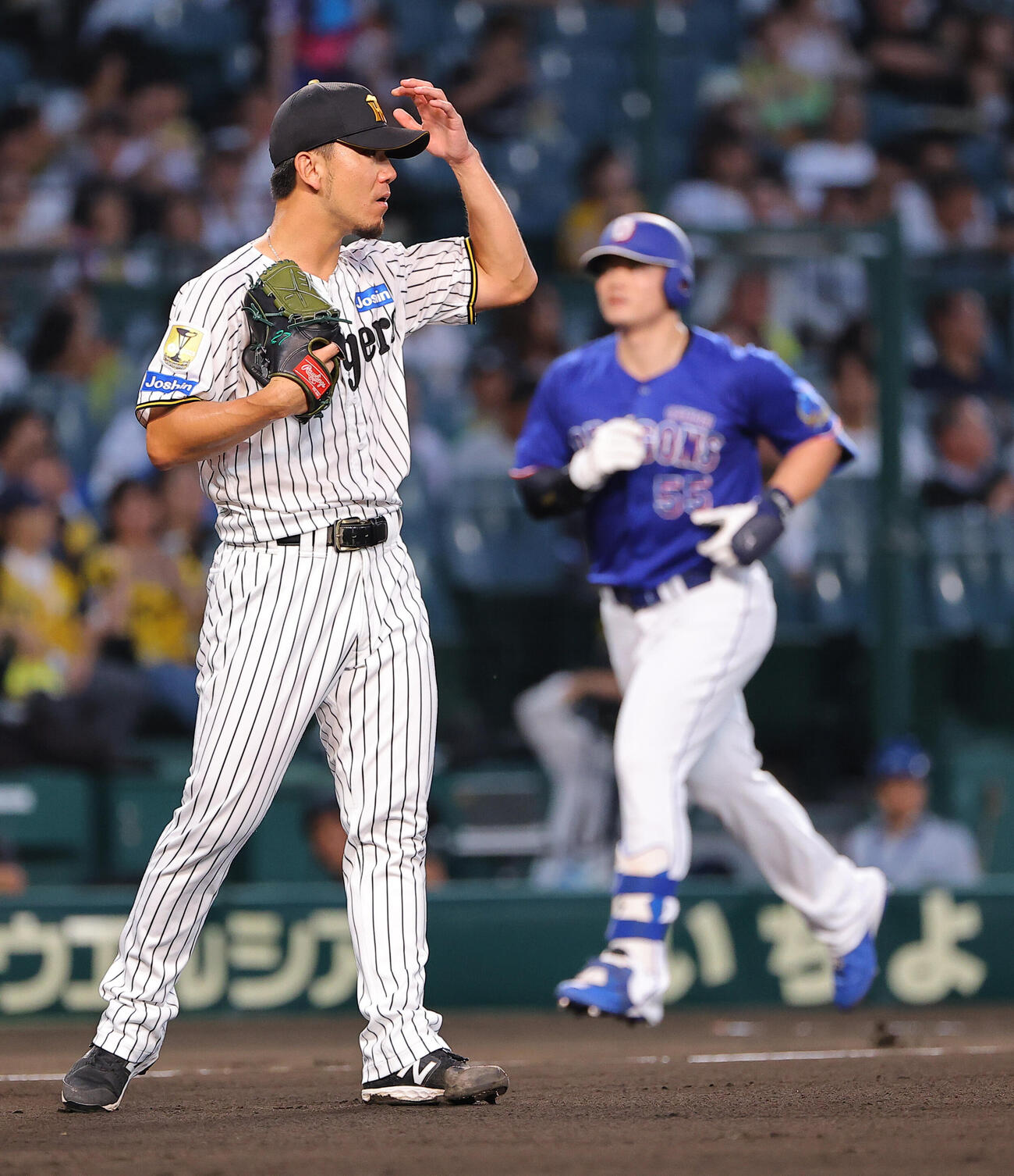 阪神対中日　1回表中日1死一塁、伊藤将司（左）は細川成也に先制2点本塁打を浴びる（撮影・上田博志）