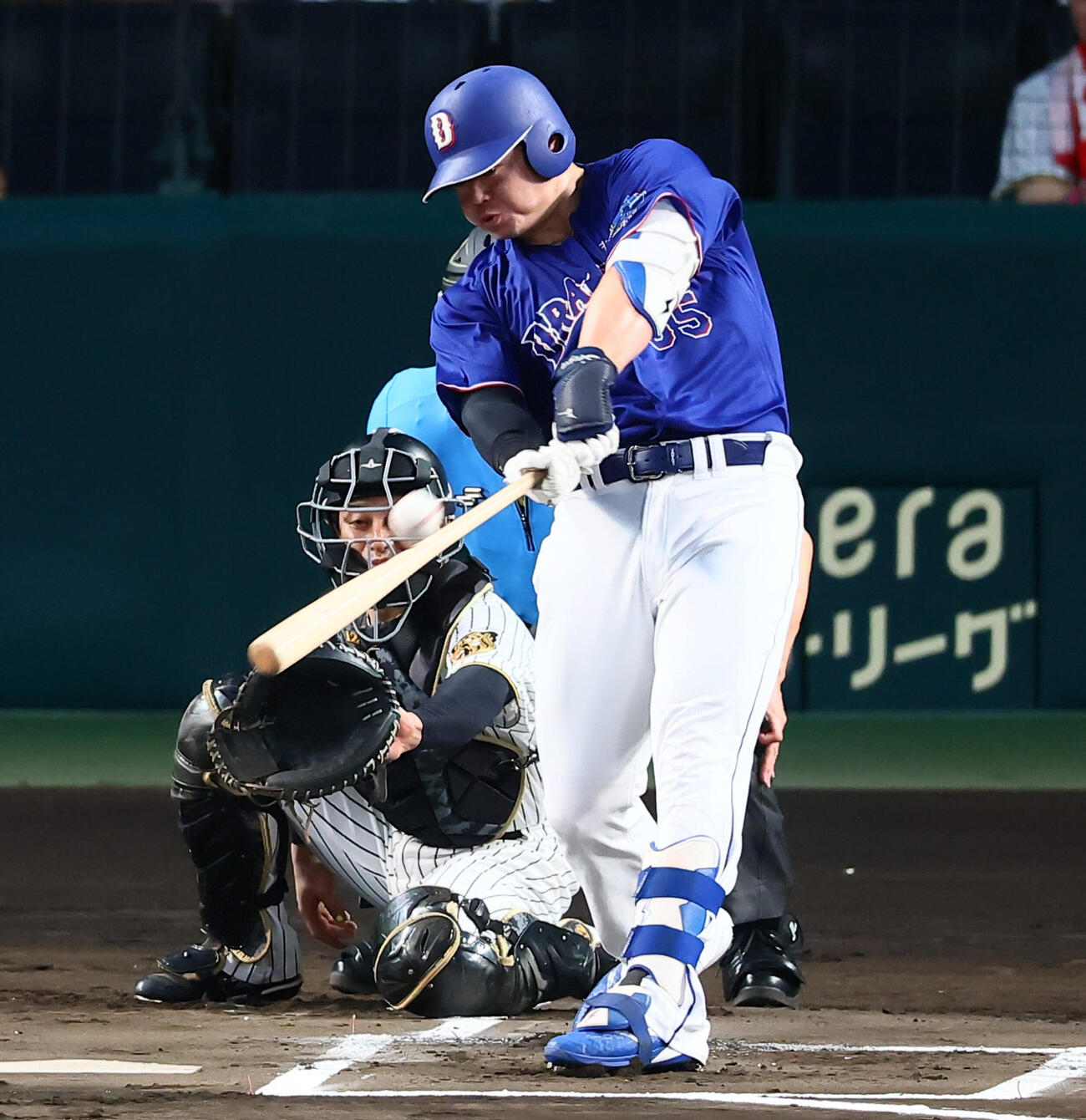 阪神対中日　1回表中日1死一塁、細川成也は2点左越え本塁打を放つ（撮影・加藤哉）