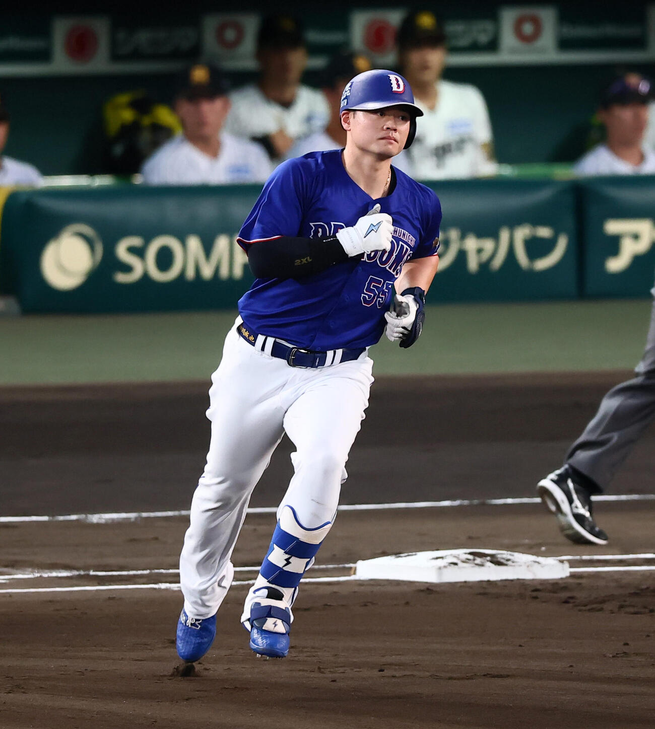 阪神対中日　1回表中日1死一塁、細川成也は2点左越え本塁打を放つ（撮影・加藤哉）