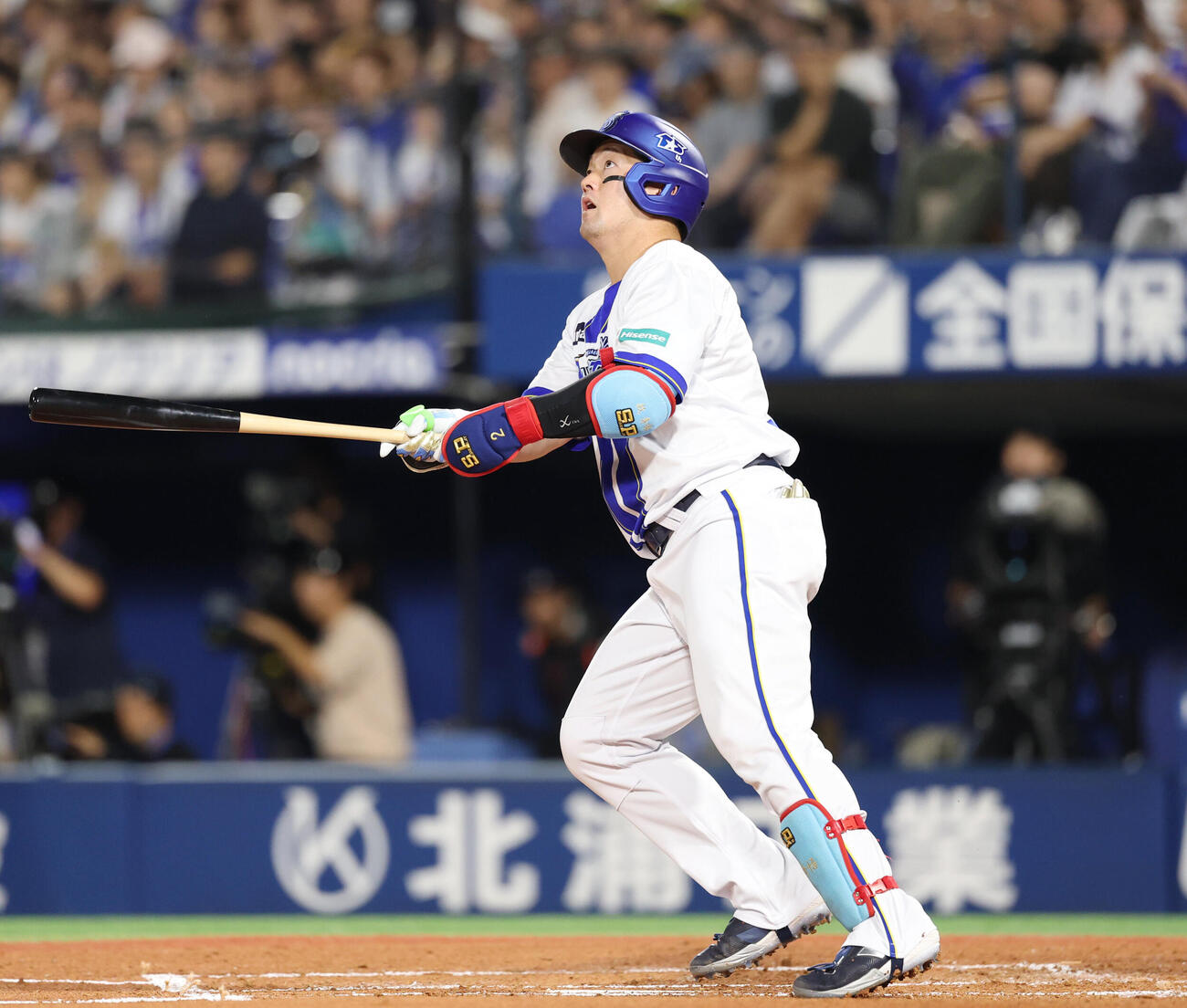 DeNA対巨人　1回裏DeNA2死、先制本塁打を放つ牧秀悟（撮影・増田悦実）