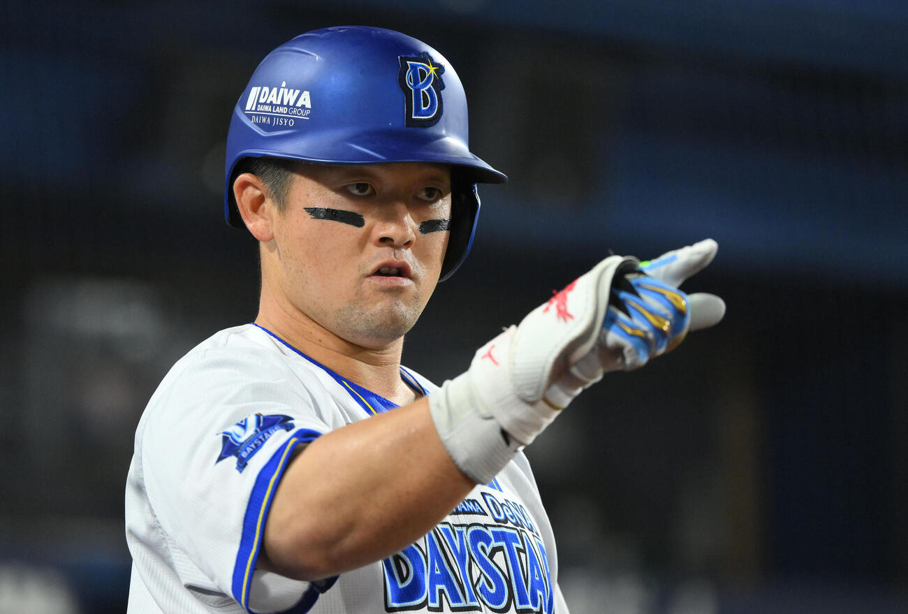 DeNA対巨人　1回裏DeNA2死、先制ソロ本塁打を放った牧秀悟は平良拳太郎を指さす（撮影・滝沢徹郎）