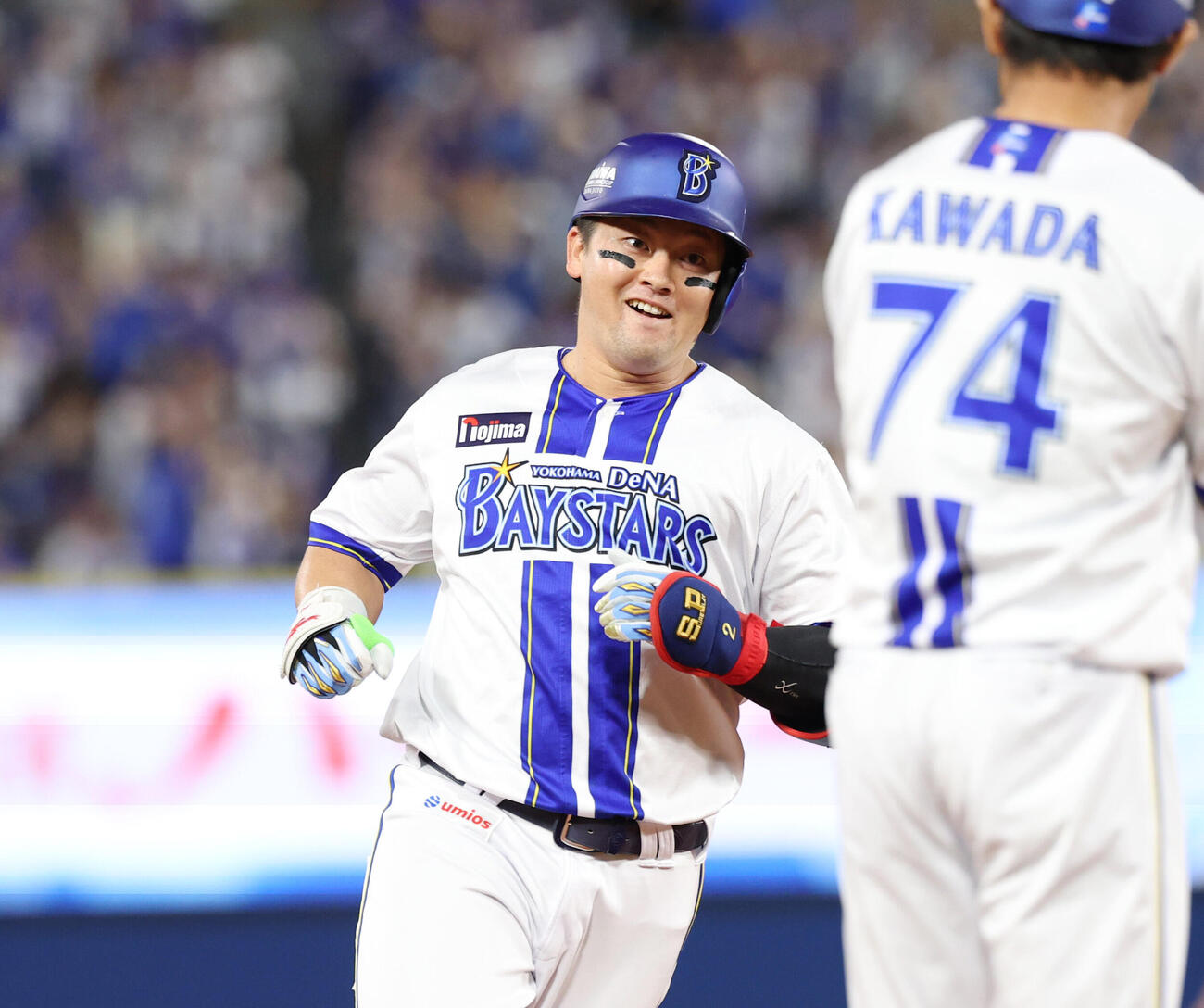 DeNA対巨人　1回裏DeNA2死、先制本塁打を放ち笑顔で駆ける牧秀悟（撮影・増田悦実）
