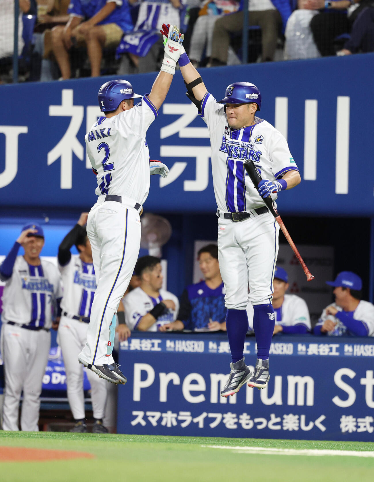 DeNA対巨人　1回裏DeNA2死、先制本塁打を放ち筒香嘉智（右）とタッチを交わす牧秀悟（撮影・増田悦実）