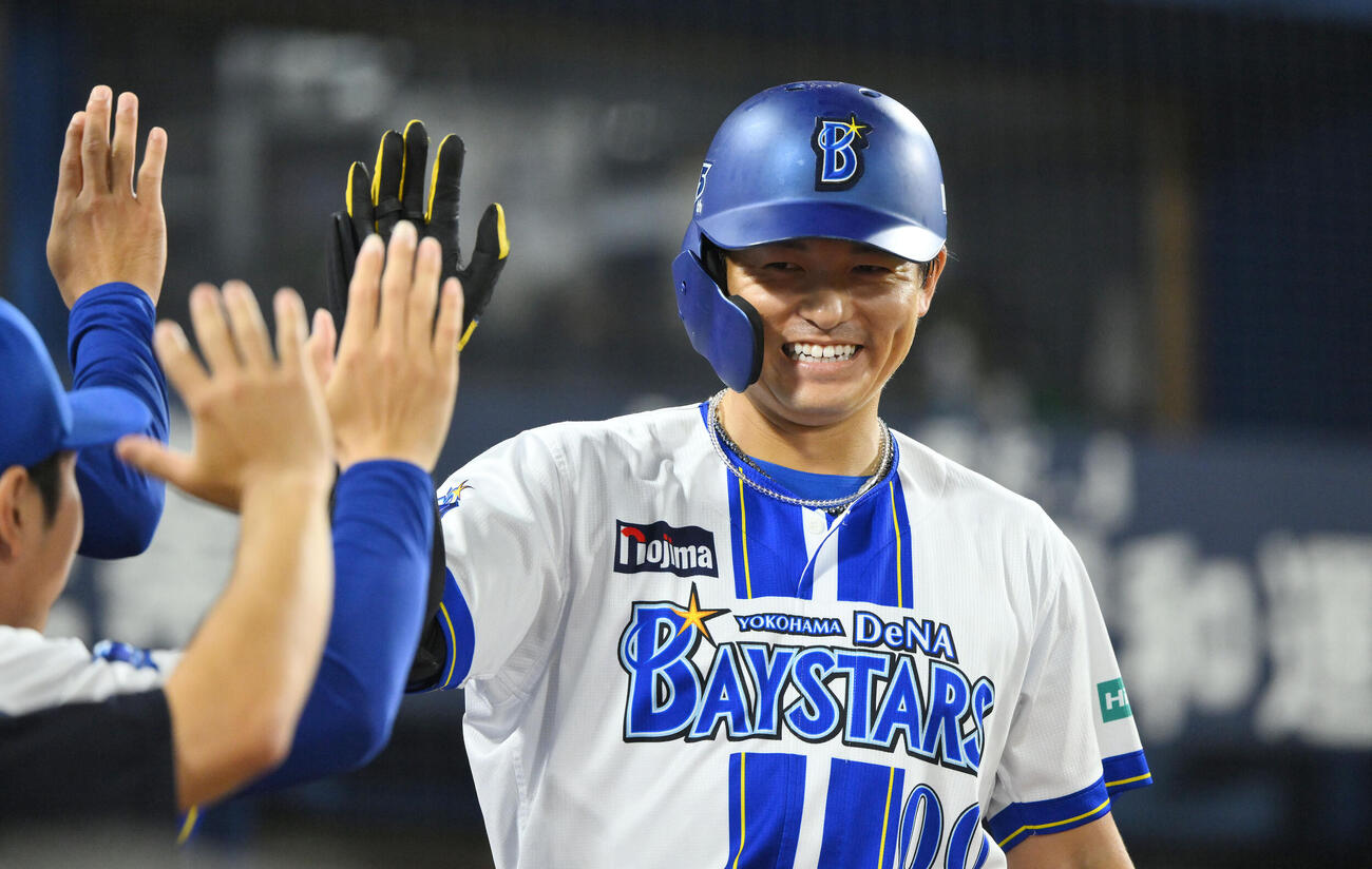 DeNA対巨人　2回裏DeNA1死、ソロ本塁打を放った林琢真は生還しチームメートとタッチをかわす（撮影・滝沢徹郎）