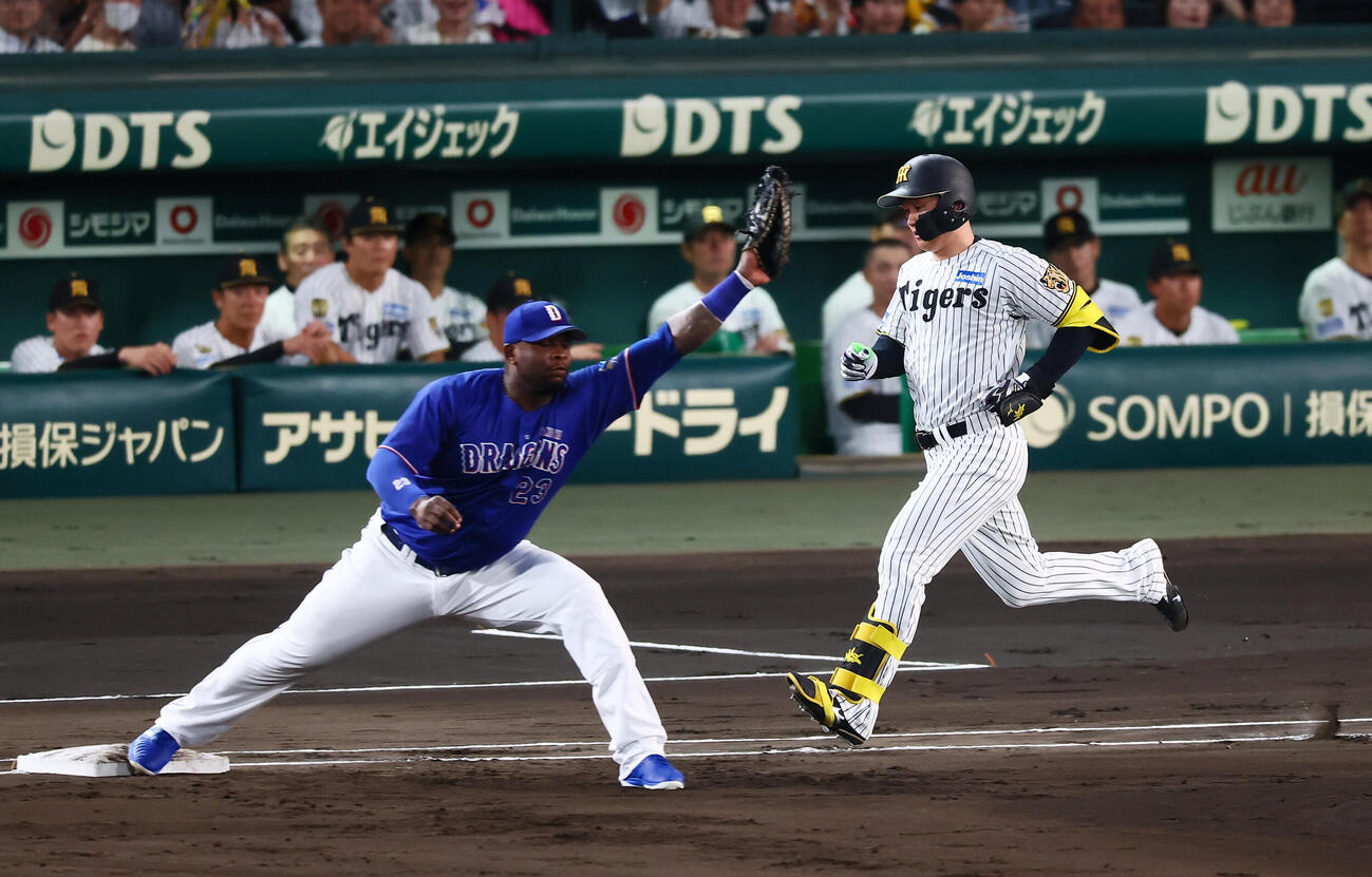 阪神対中日　1回裏阪神1死一塁、森下翔太は遊ゴロ併殺に倒れる。一塁手ミゲル・サノー（撮影・加藤哉）