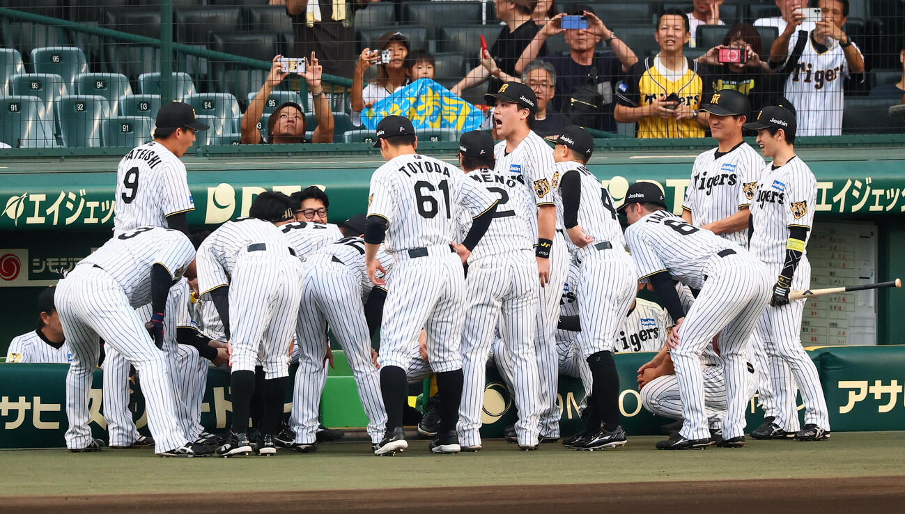 阪神対中日　試合前の円陣を組む阪神ナイン（撮影・加藤哉）