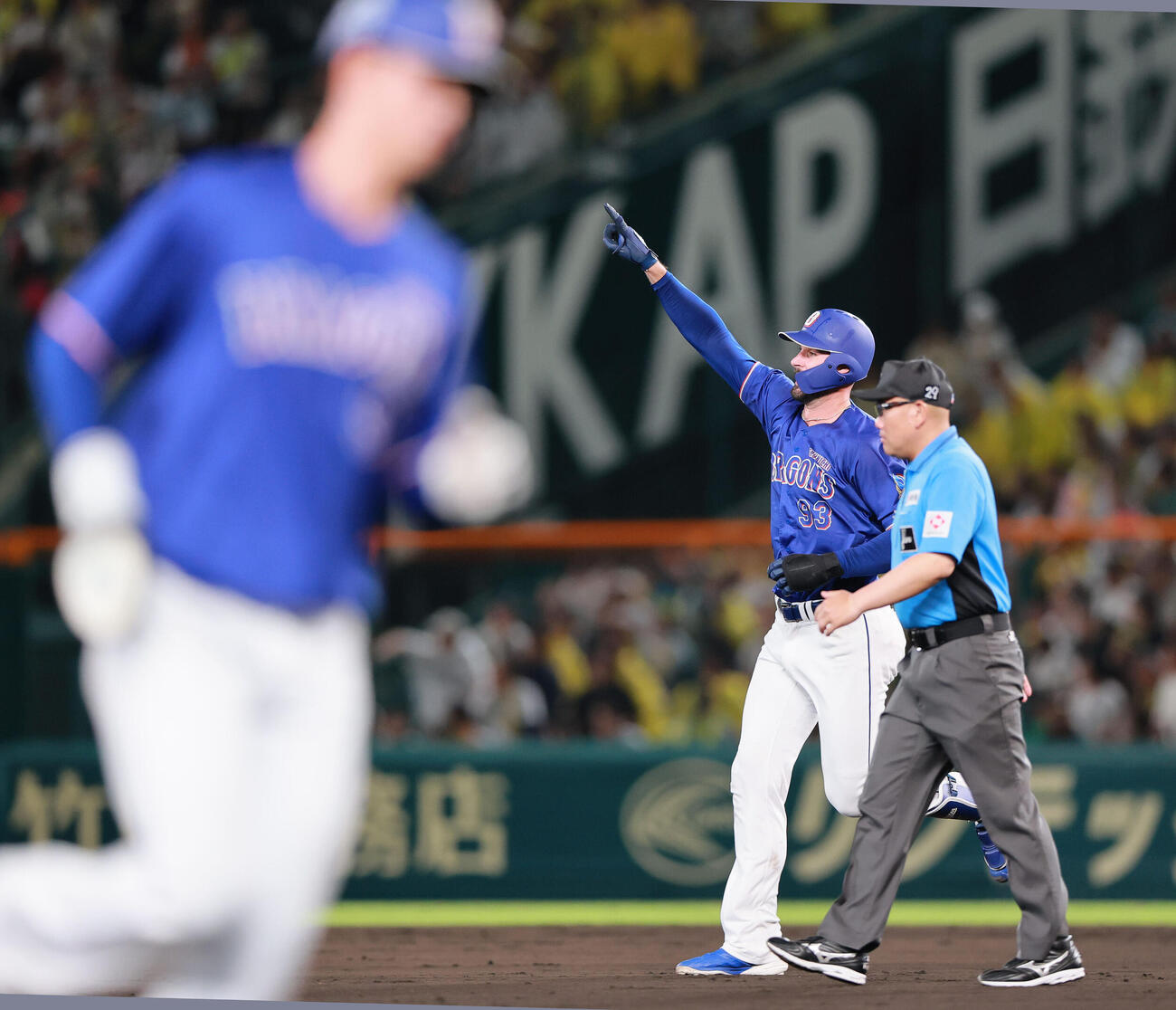 阪神対中日　5回表中日1死一塁、カイル・マラーは2点本塁打を放ちダイヤモンドを1周する（撮影・上山淳一）