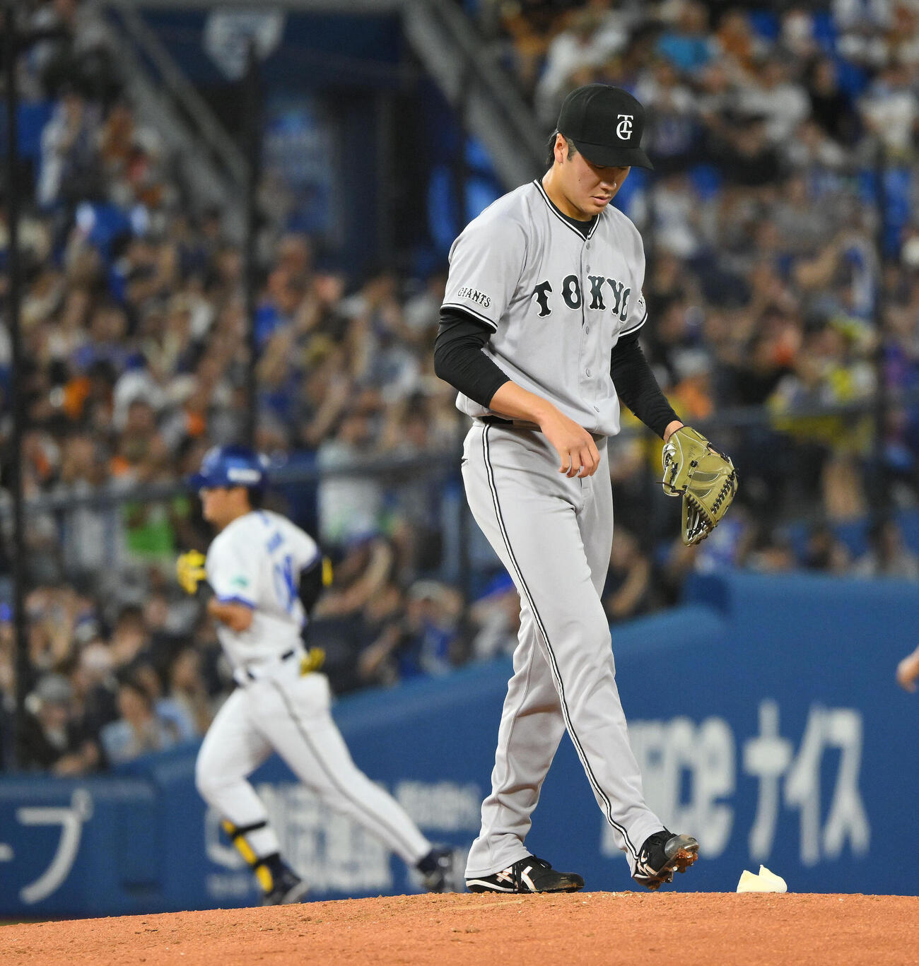 DeNA対巨人　2回裏DeNA1死、林琢真（後方）にソロ本塁打を浴びる西舘勇陽（撮影・滝沢徹郎）
