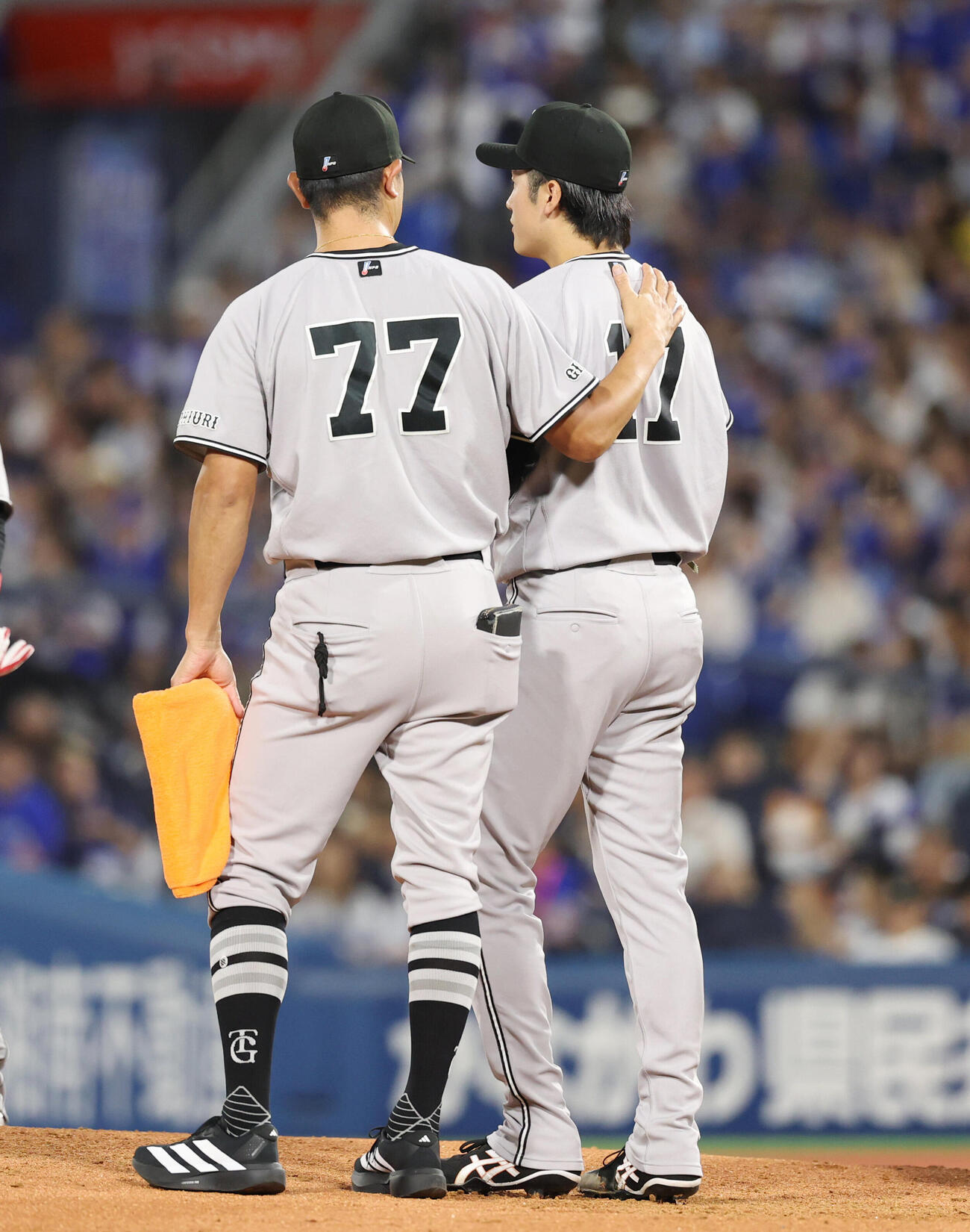 DeNA対巨人　3回裏DeNA無死一塁、西舘勇陽（右）に声をかける内海哲也コーチ（撮影・増田悦実）