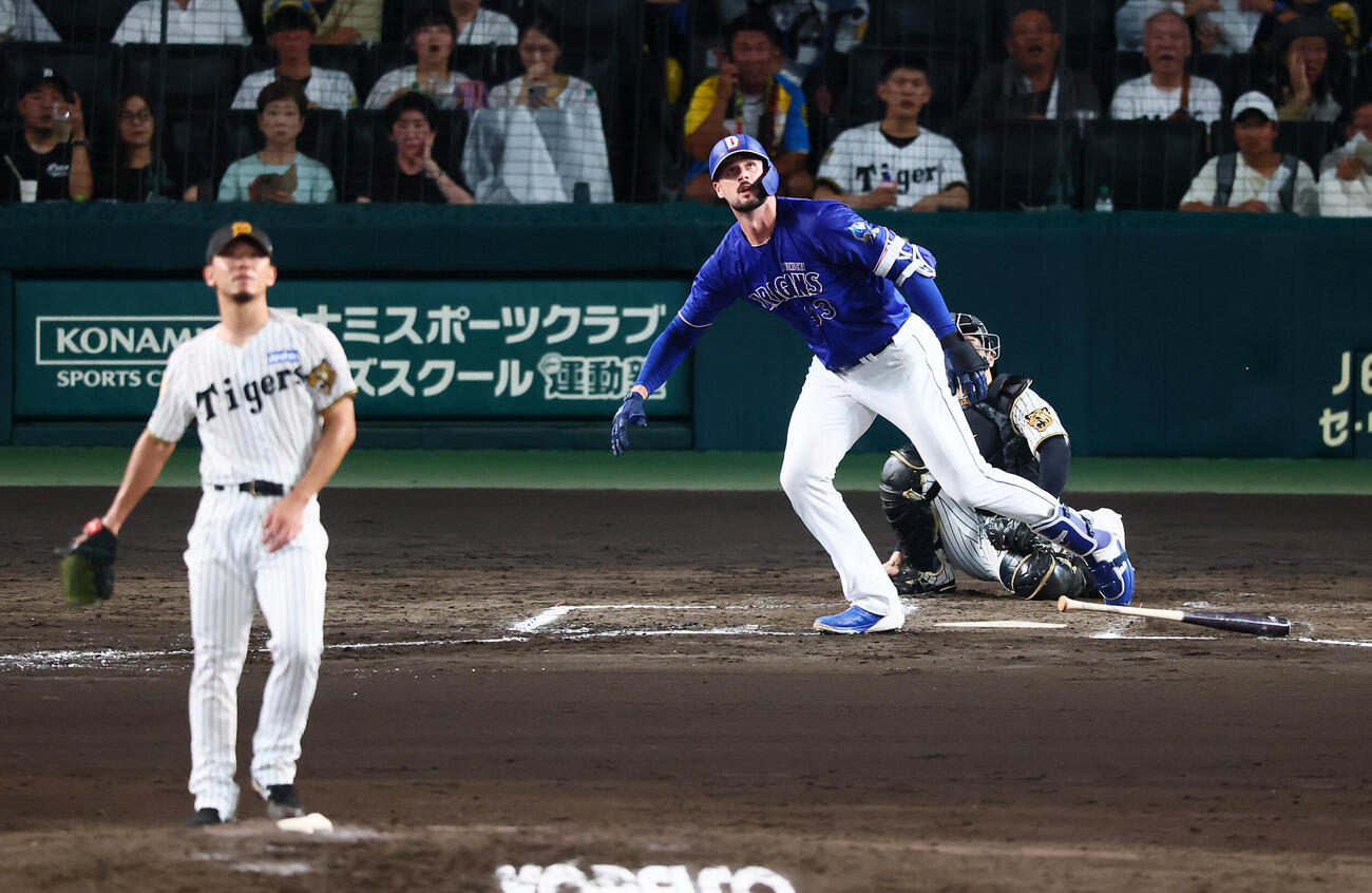 阪神対中日　5回表中日1死一塁、カイル・マラーは2点中越え本塁打を放つ。投手伊藤将司（撮影・加藤哉）