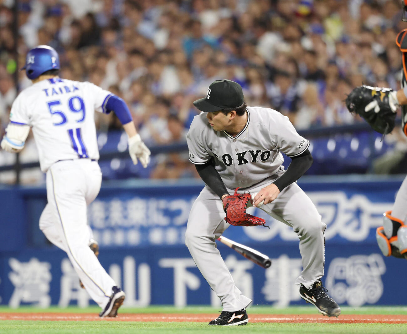 DeNA対巨人　4回裏DeNA1死一塁、平良拳太郎の送りバントを悪送球し出塁を許す代木大和（撮影・増田悦実）