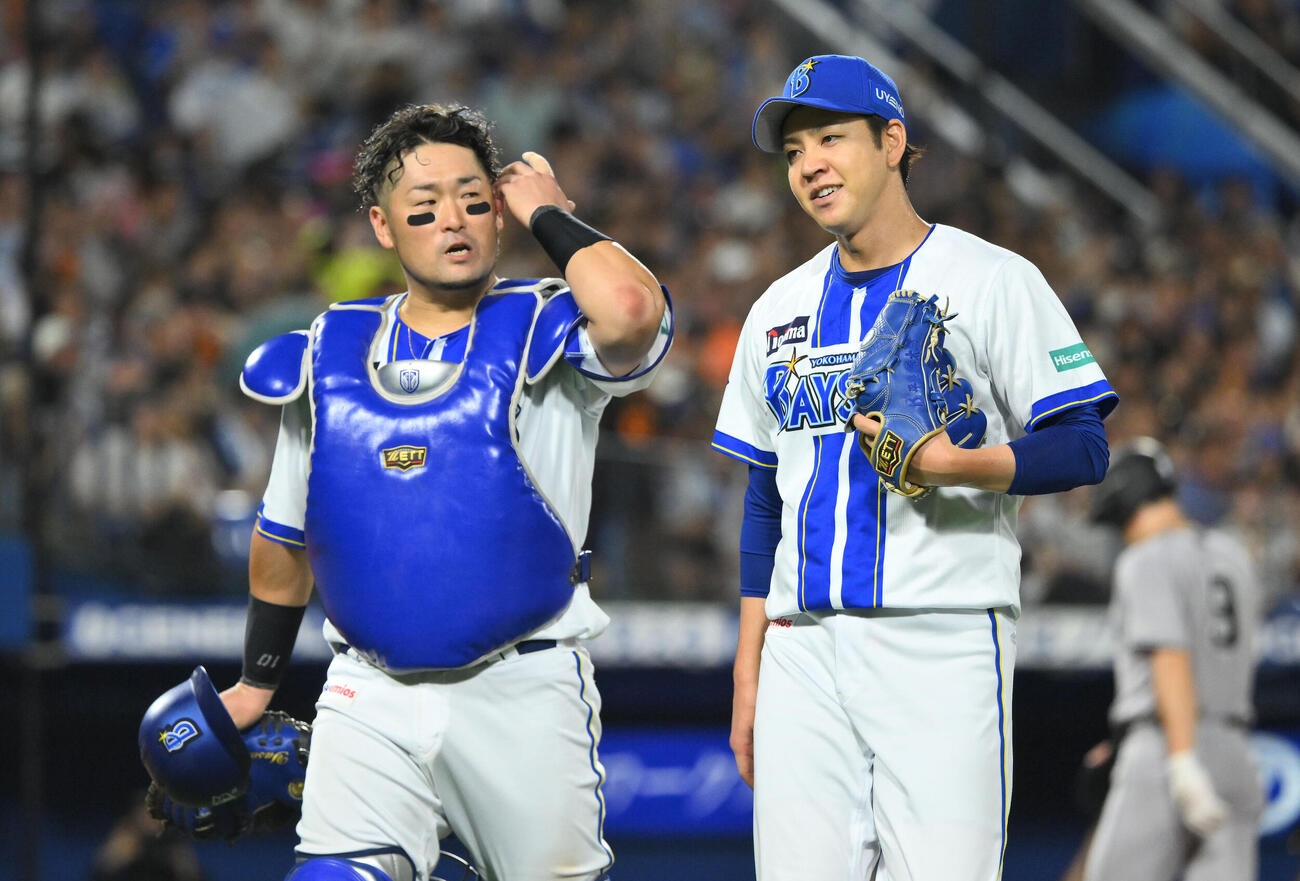 DeNA対巨人　4回表巨人2死一、二塁、浦田俊輔を右飛に打ち取り引き揚げる平良拳太郎（右）と戸柱恭孝（撮影・滝沢徹郎）
