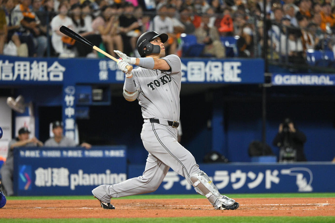 DeNA対巨人　5回表巨人2死三塁、大城卓三は2点本塁打を放つ（撮影・滝沢徹郎）