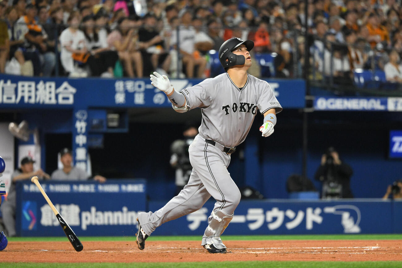 DeNA対巨人　5回表巨人2死三塁、大城卓三は2点本塁打を放つ（撮影・滝沢徹郎）