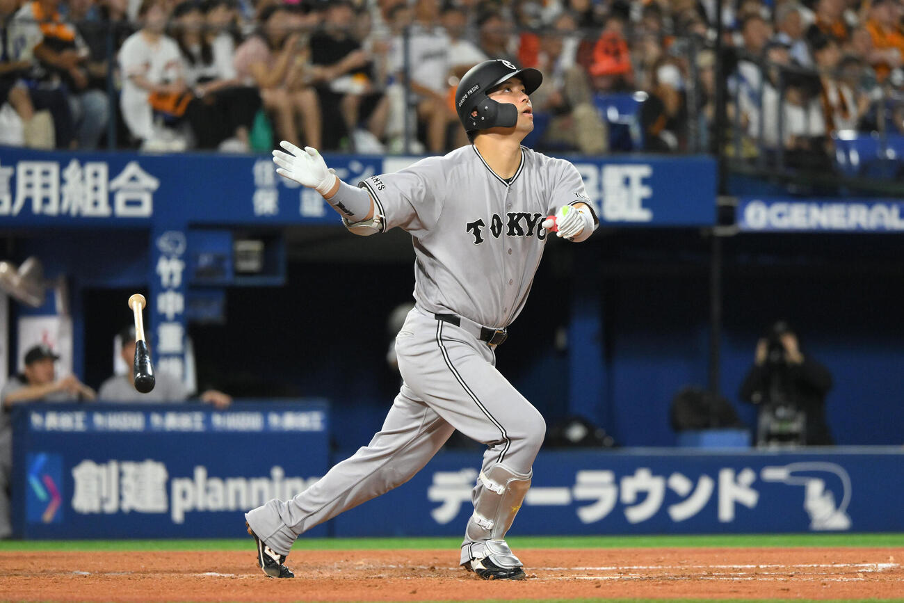 DeNA対巨人　5回表巨人2死三塁、大城卓三は2点本塁打を放つ（撮影・滝沢徹郎）