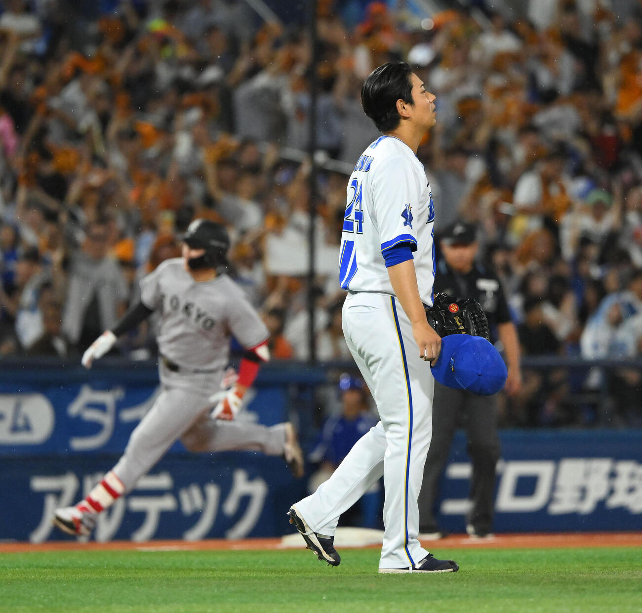 DeNA対巨人　6回表巨人無死、増田陸（後方）にソロ本塁打を浴びる吉野光樹（撮影・滝沢徹郎）