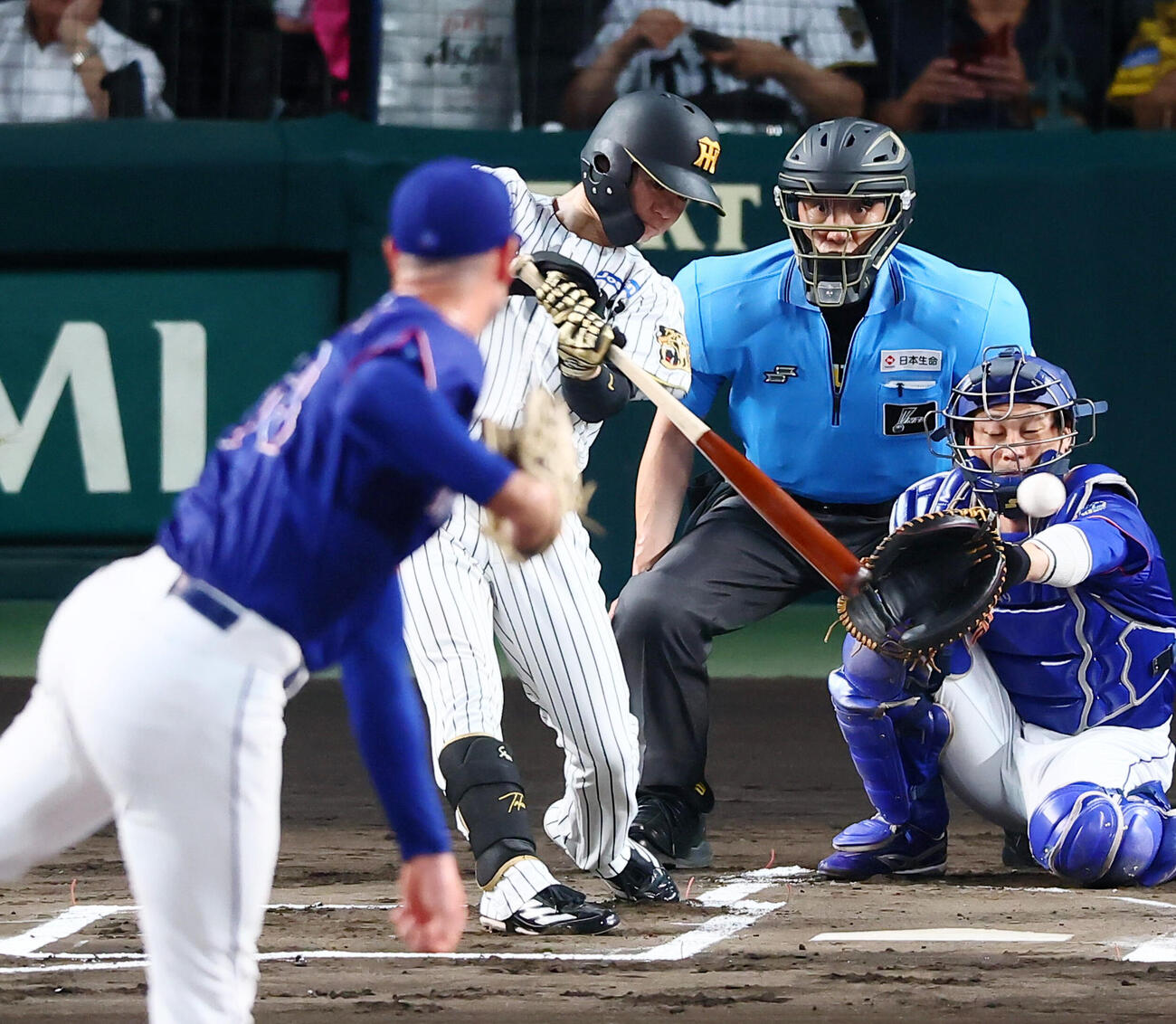 阪神対中日　1回裏阪神1死、中野拓夢は左前打を放つ。投手カイル・マラー（撮影・加藤哉）