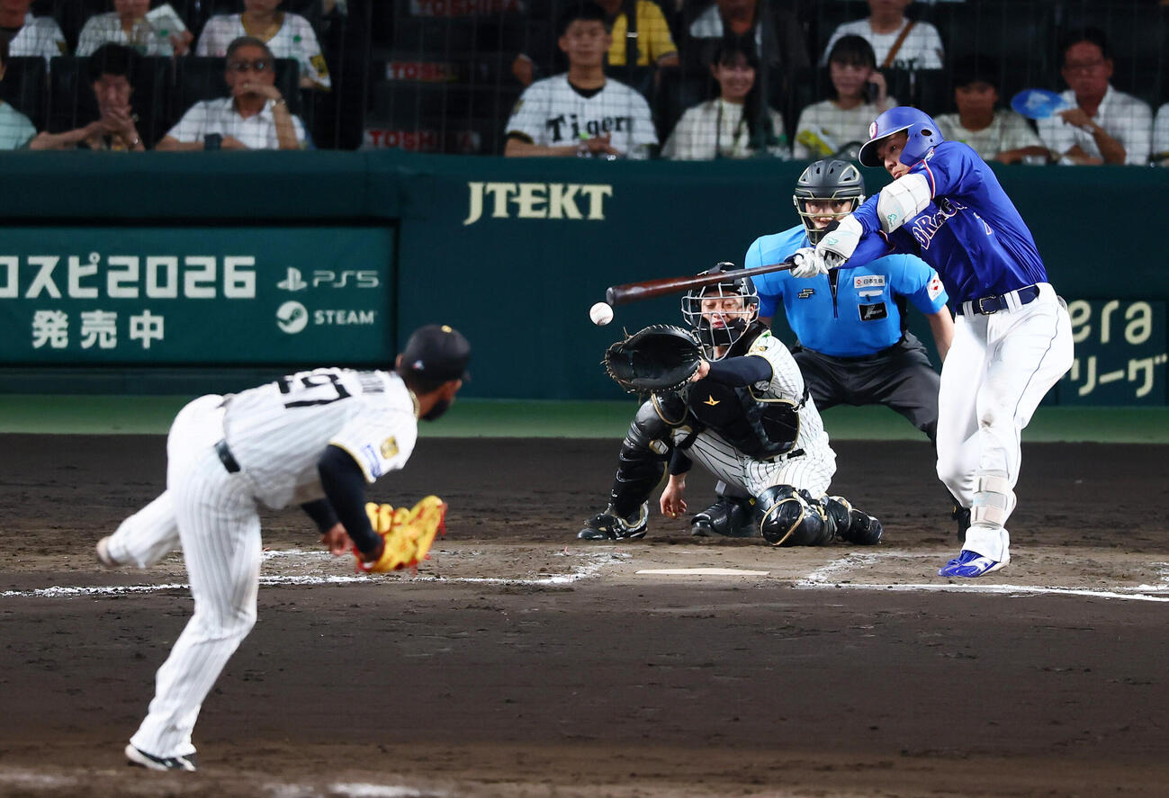 阪神対中日　8回表中日2死、福永裕基は中前打を放つ。投手アンダーソン・セベリーノ（撮影・加藤哉）
