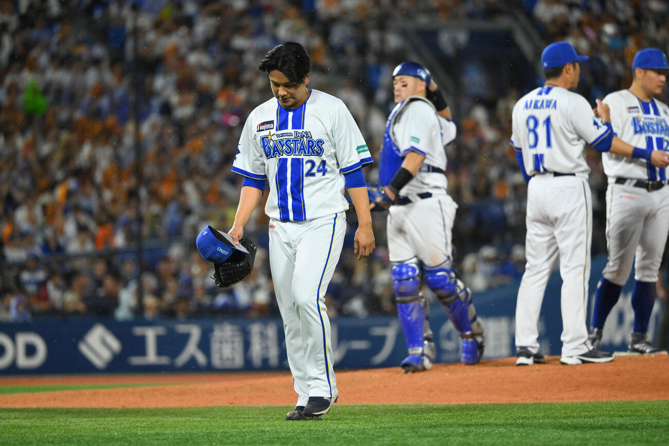 DeNA対巨人　6回表途中で降板するDeNA2番手の吉野光樹（手前）（撮影・滝沢徹郎）