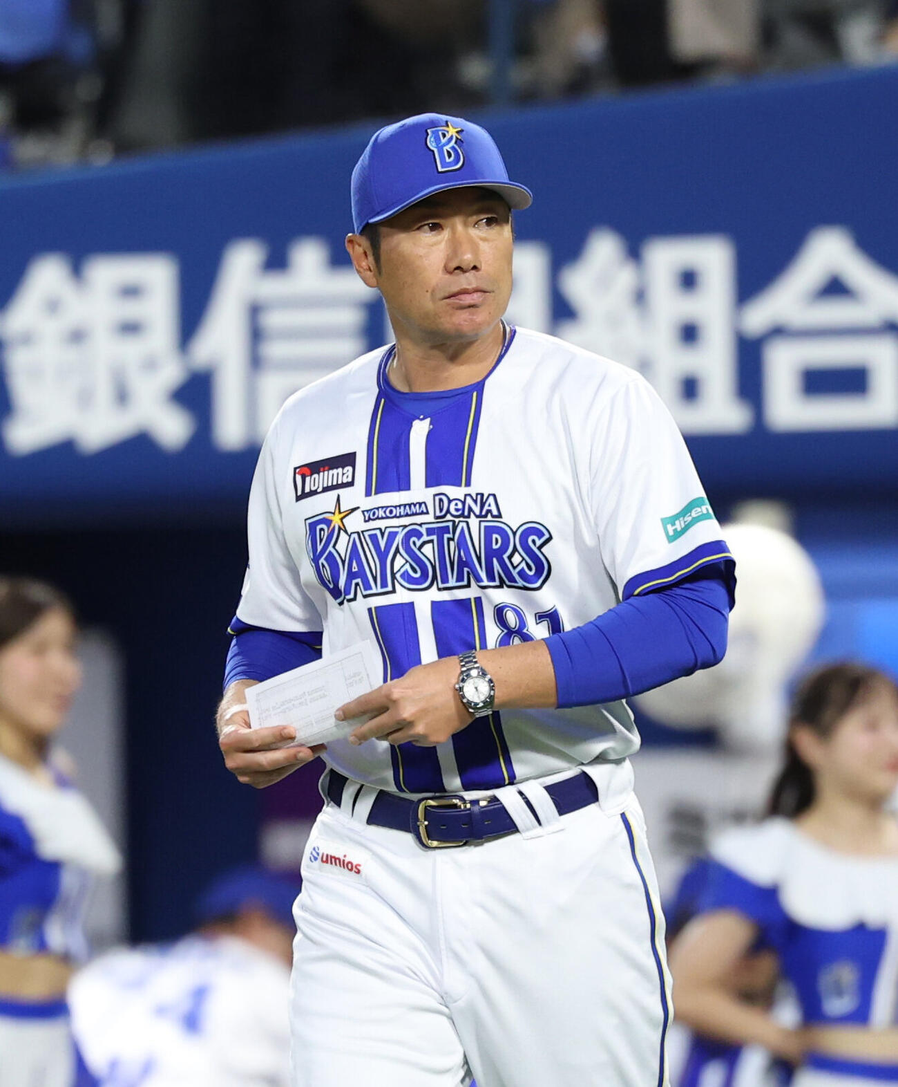 DeNA対巨人　メンバー表交換を行うDeNA相川亮二監督（撮影・増田悦実）