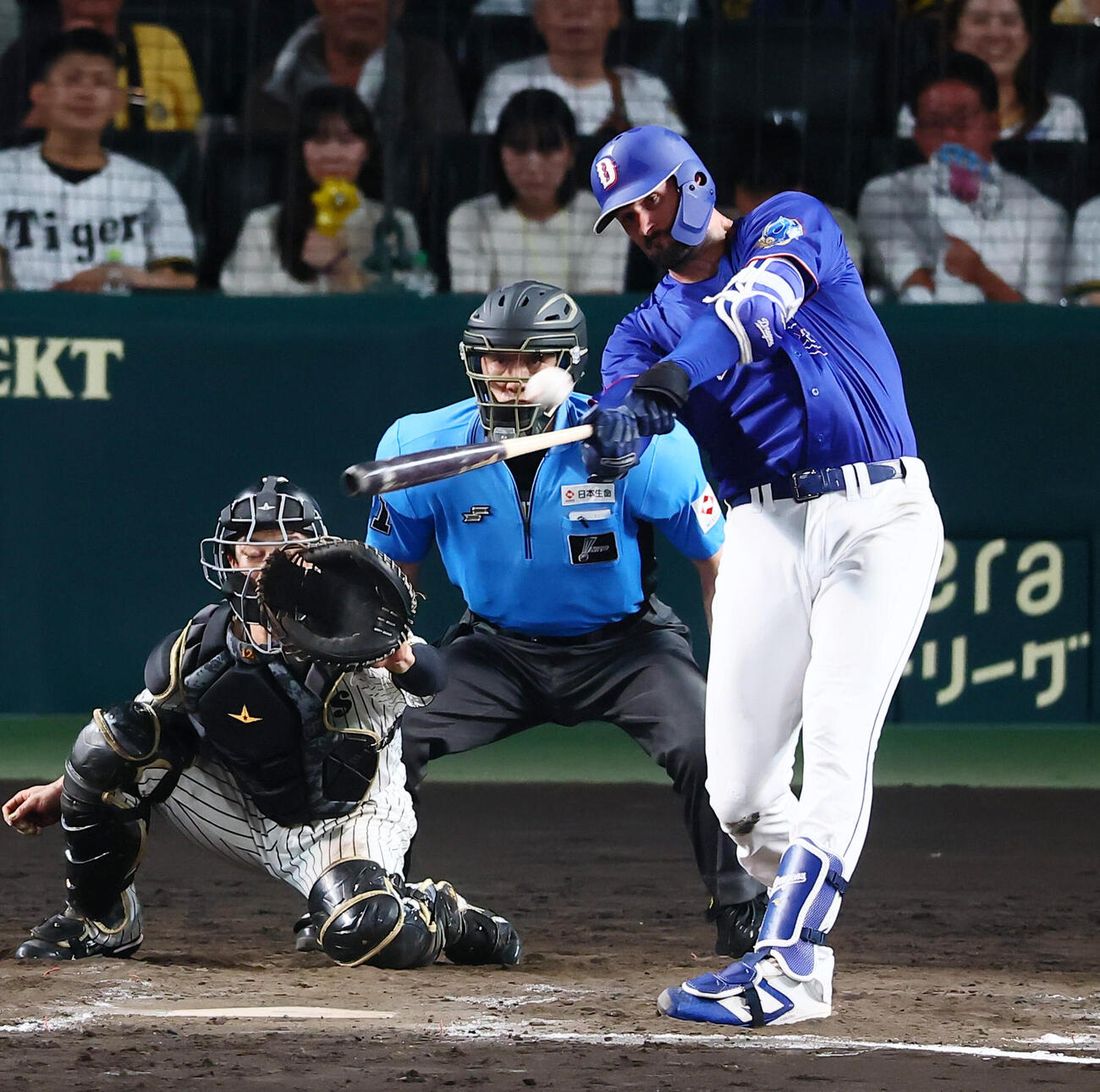 阪神対中日　9回表中日2死二、三塁、カイル・マラーは2点左越え適時二塁打を放つ（撮影・加藤哉）