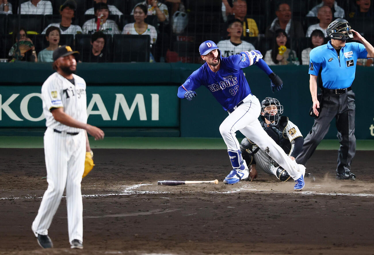 阪神対中日　9回表中日2死二、三塁、カイル・マラーは2点左越え適時二塁打を放つ。投手ラファエル・ドリス（撮影・加藤哉）