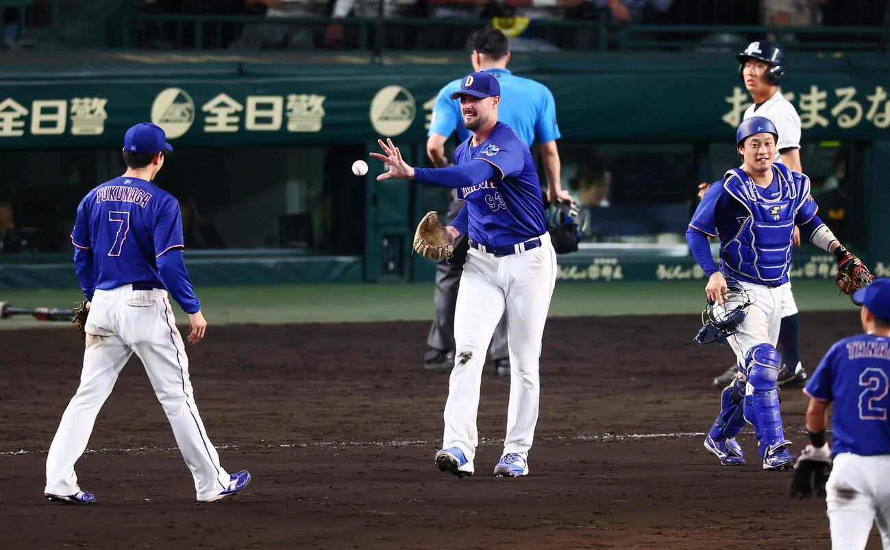 阪神対中日　阪神相手に完封勝利を決めた中日カイル・マラーは福永裕基（左）からウイニングボールを手渡される（撮影・加藤哉）