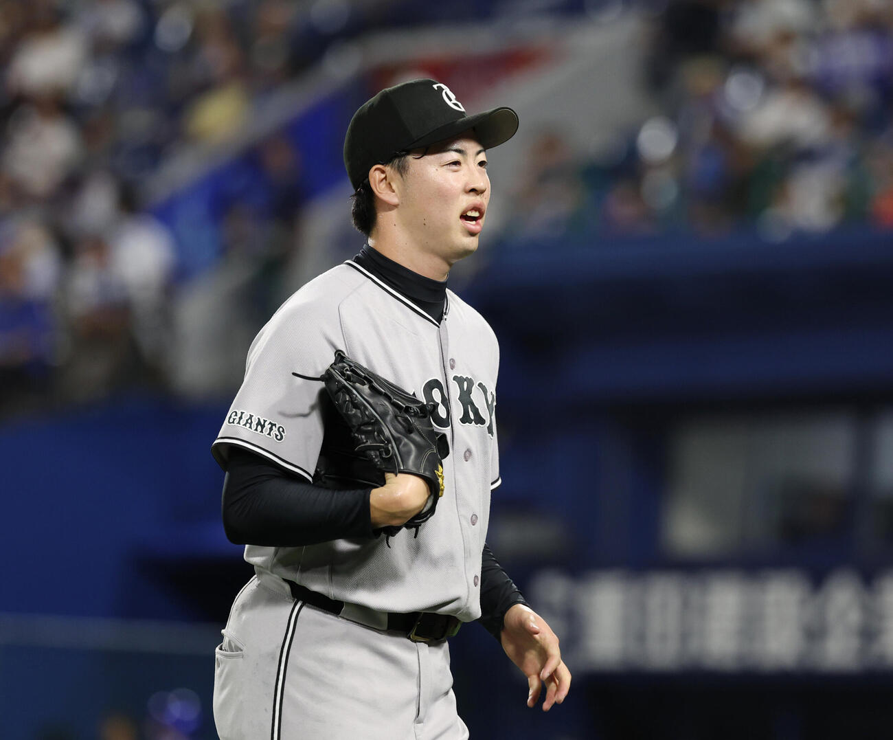 DeNA対巨人　7回裏に同点に追いつかれ渋い顔でベンチに戻る森田駿哉（撮影・増田悦実）