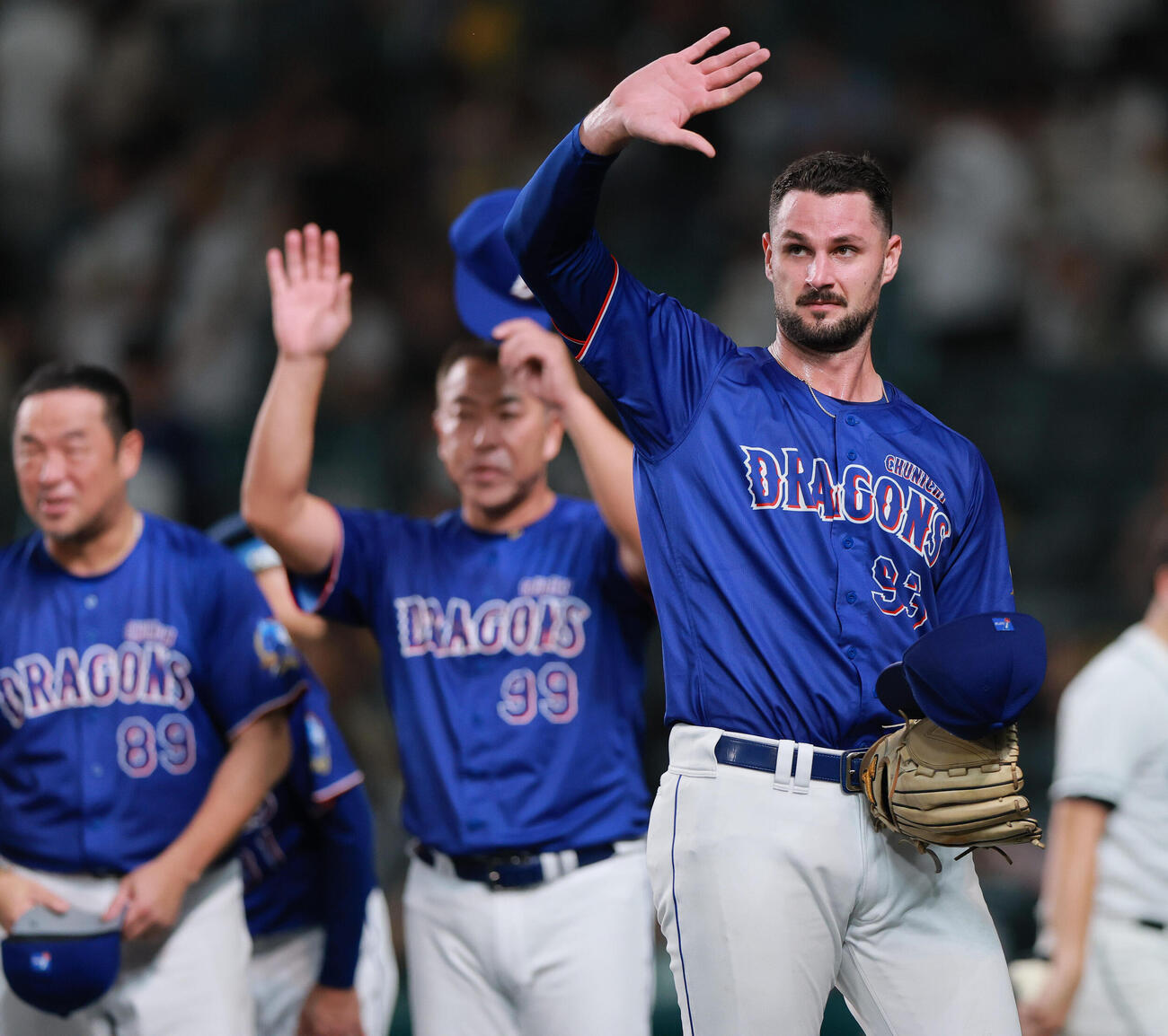 阪神対中日　9回裏阪神1死、カイル・マラー（手前）は完投勝利を飾りファンの声援に応える（撮影・上山淳一）