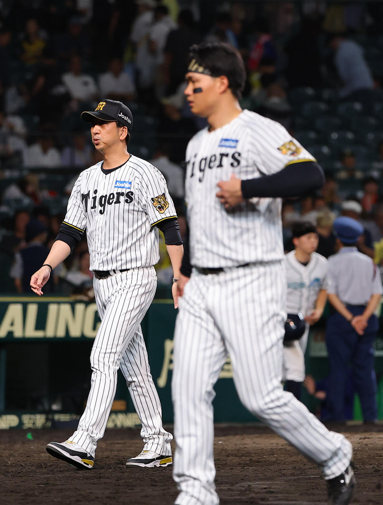 阪神対中日　あいさつを終えベンチに引き揚げる藤川球児監督（左）と森下翔太（撮影・上田博志）