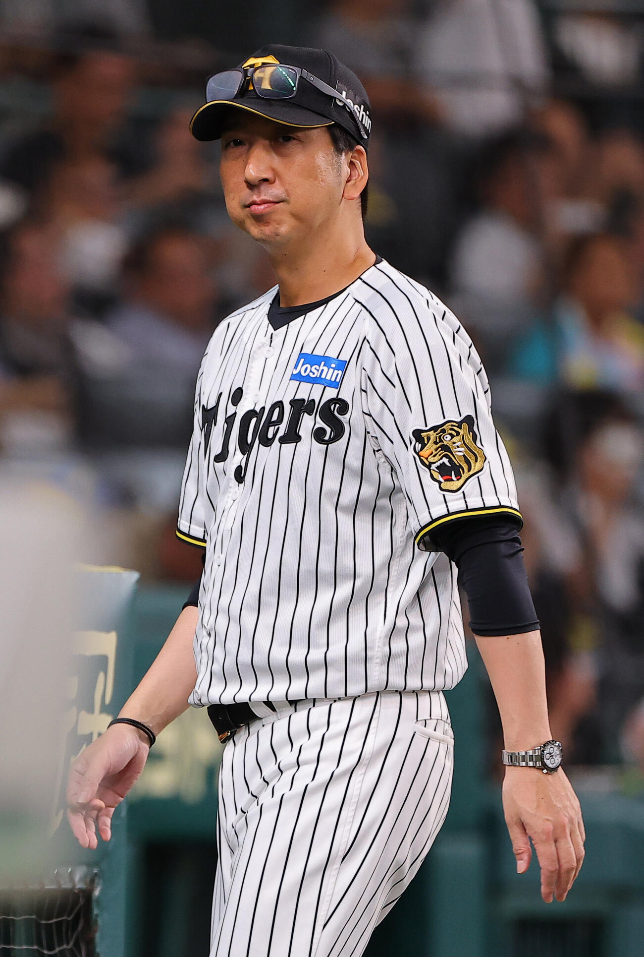 阪神対中日　選手交代を告げベンチに引き揚げる藤川球児監督（撮影・上田博志）