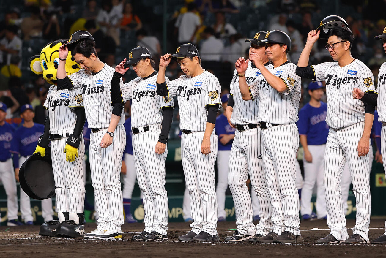 阪神対中日　中日に敗れた藤川球児監督（左から2人目）はファンにあいさつをする（撮影・上田博志）